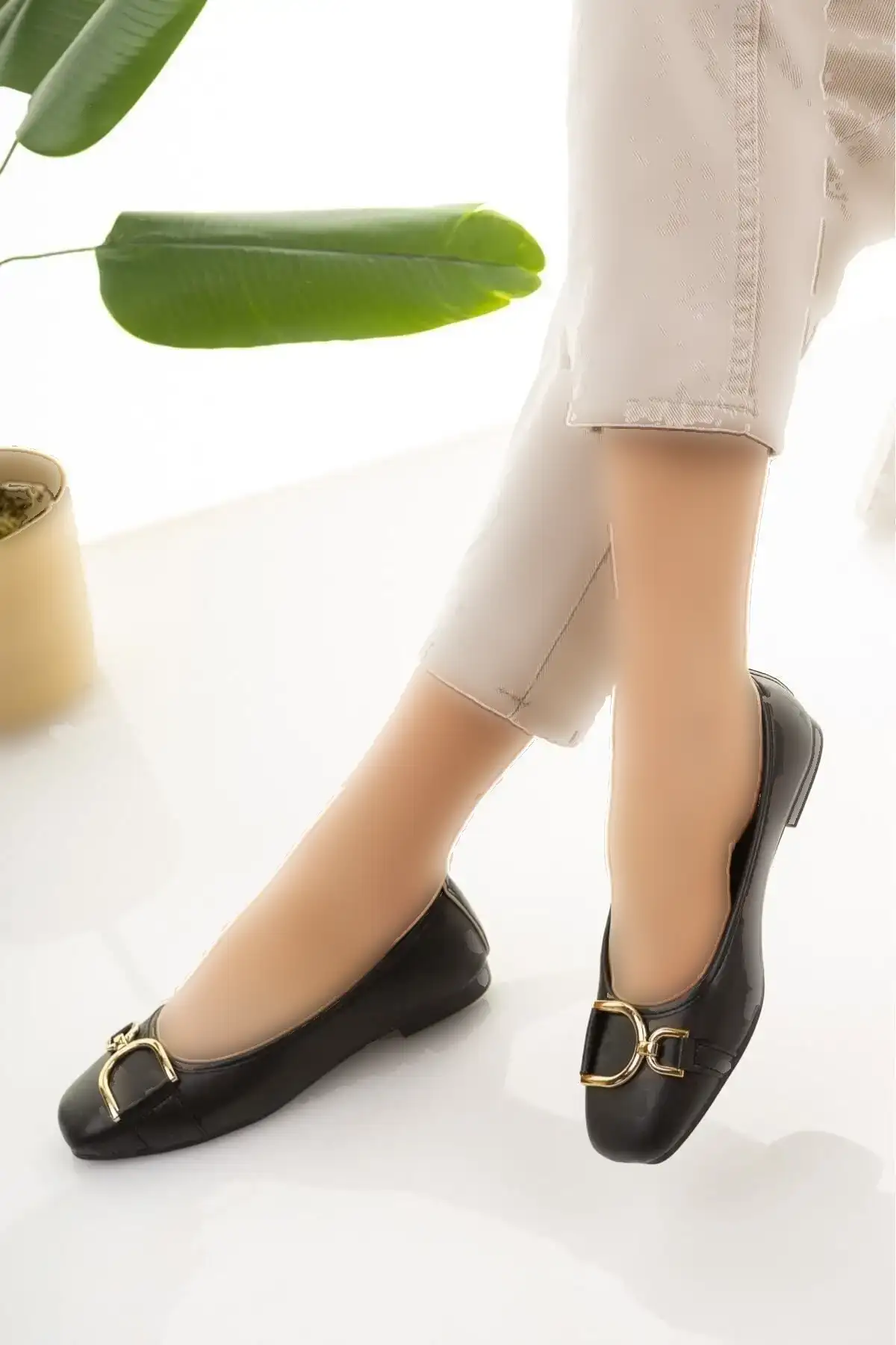 کفش راحتی و زیره سبک زنانه با سگک مشکی با جزییات - 1181 کفش راحتی و زیره سبک زنانه با سگک مشکی با جزییات - 1181