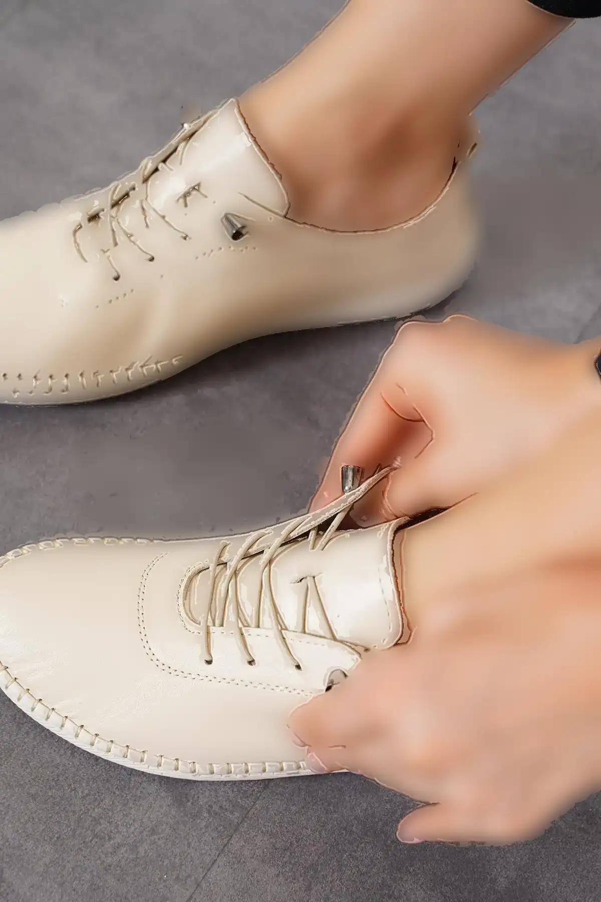 کفش زنانه چرم اصل دوخت زیره نگاد پوست بژ - 1231 کفش زنانه چرم اصل دوخت زیره نگاد پوست بژ - 1231