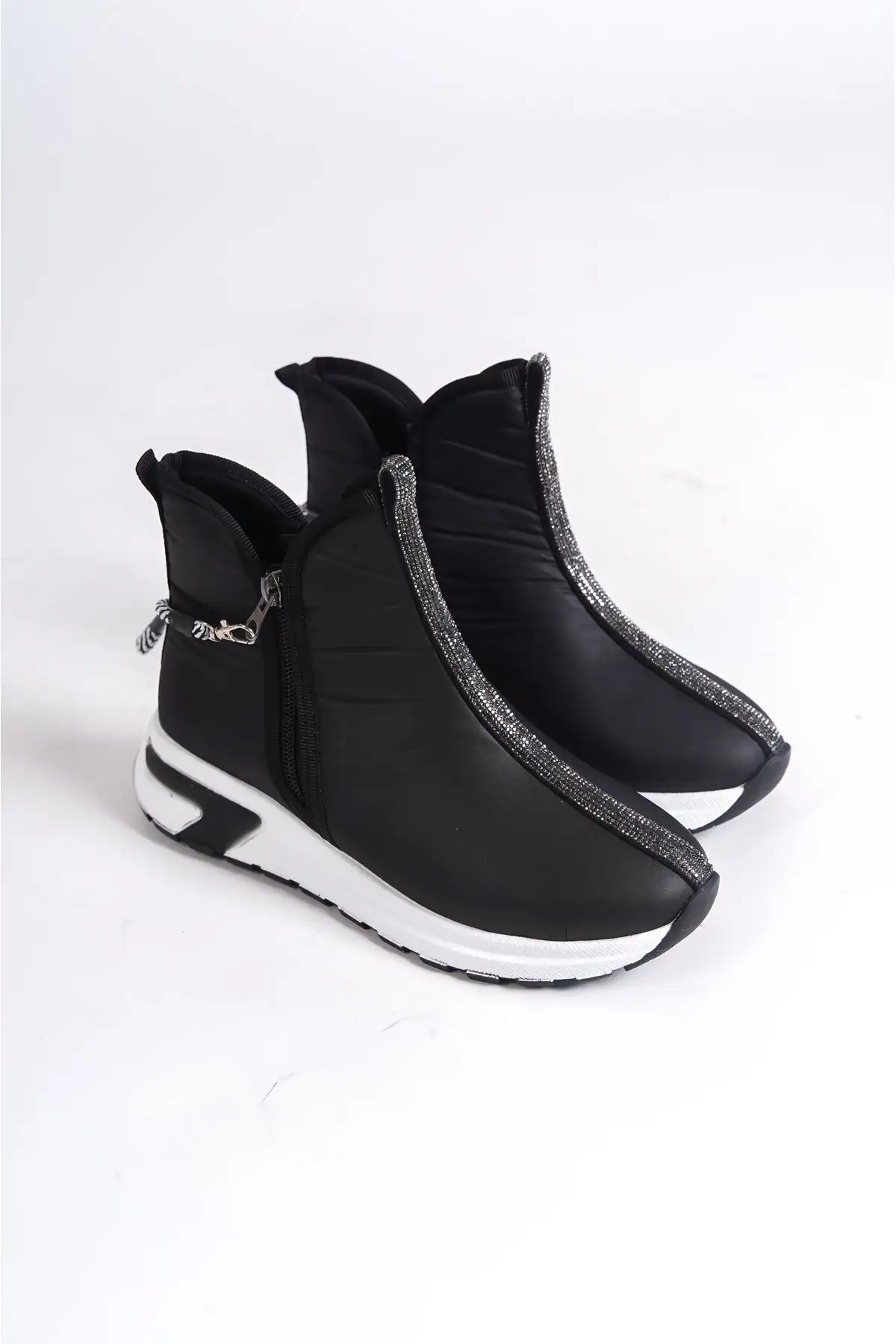 چکمه های ورزشی مشکی پارچه ای چتر نجات با سنگ 300 تومان - 117 چکمه های ورزشی مشکی پارچه ای چتر نجات با سنگ 300 تومان - 117