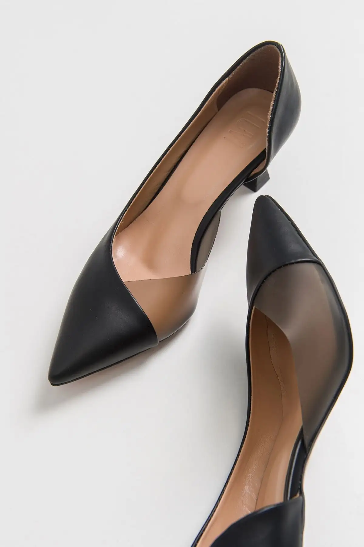 کفش زنانه پاشنه چرم مشکی 353 - 469 کفش زنانه پاشنه چرم مشکی 353 - 469