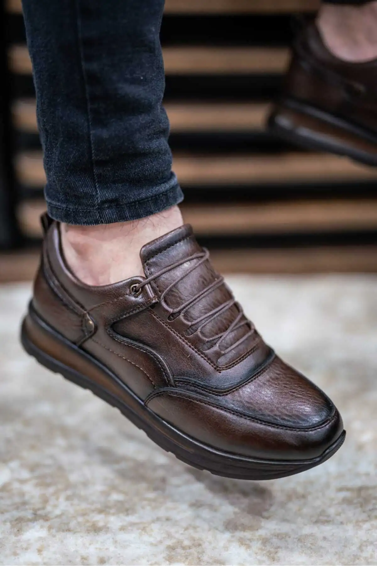 کفش کتانی راحتی مردانه چرمی قهوه ای بنددار OBAY1056 - 270