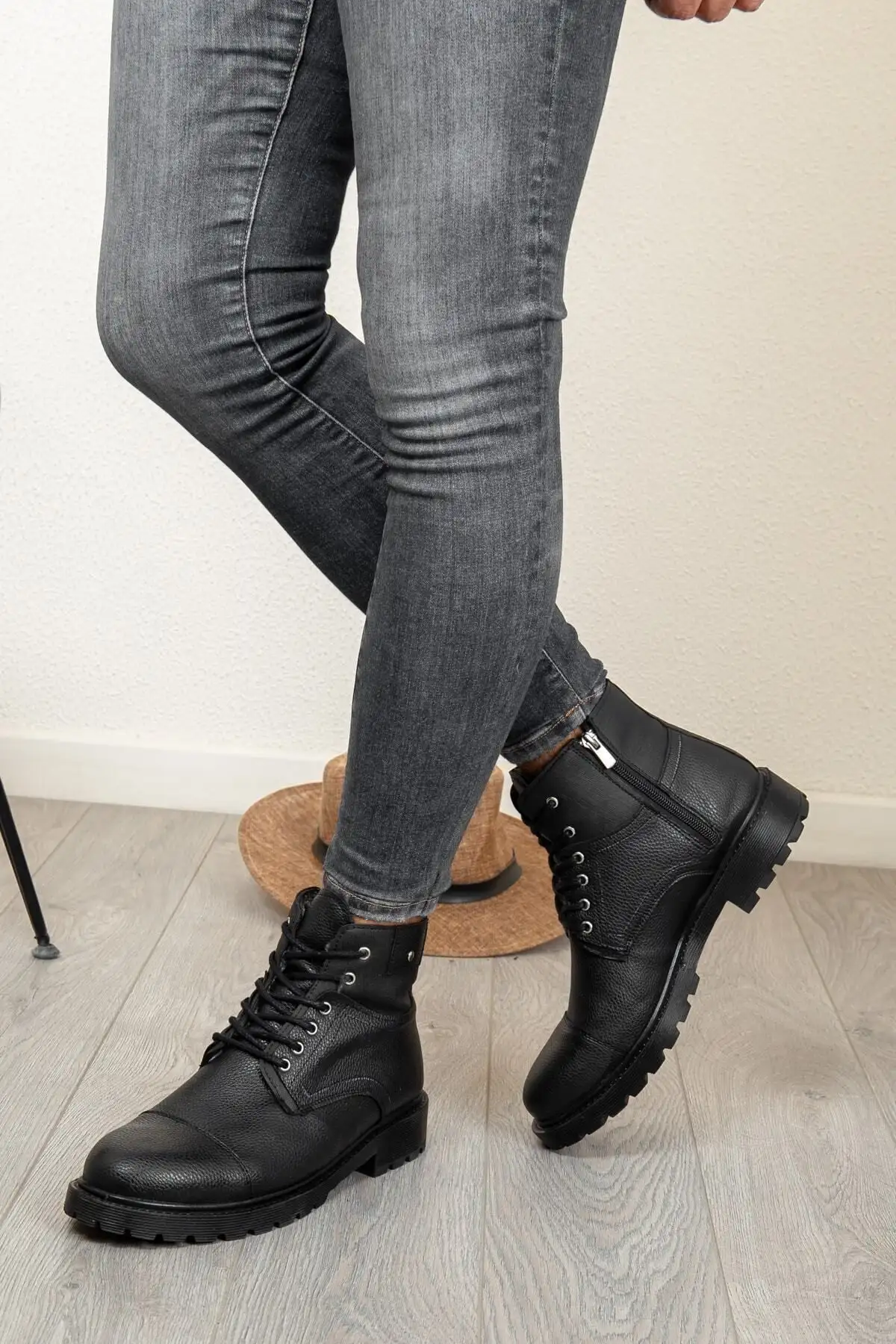 نیم بوت مشکی غیررسمی با داخل خز، تضمینی سرد و ضد آب، زیره لاستیکی ضد لغزش محکم - 73 نیم بوت مشکی غیررسمی با داخل خز، تضمینی سرد و ضد آب، زیره لاستیکی ضد لغزش محکم - 73