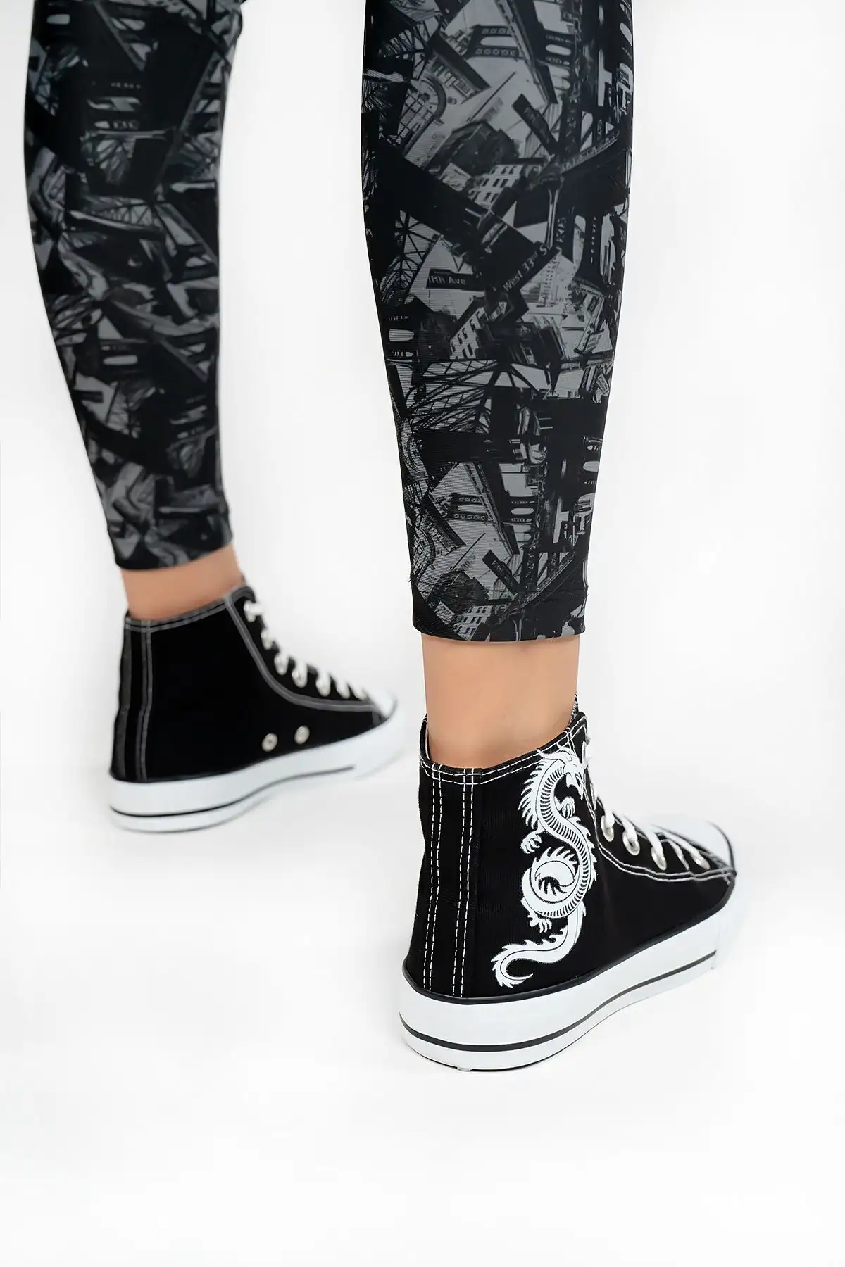 مدل کفش کتانی بلند اژدها چاپ سیاه و سفید - 34 مدل کفش کتانی بلند اژدها چاپ سیاه و سفید - 34