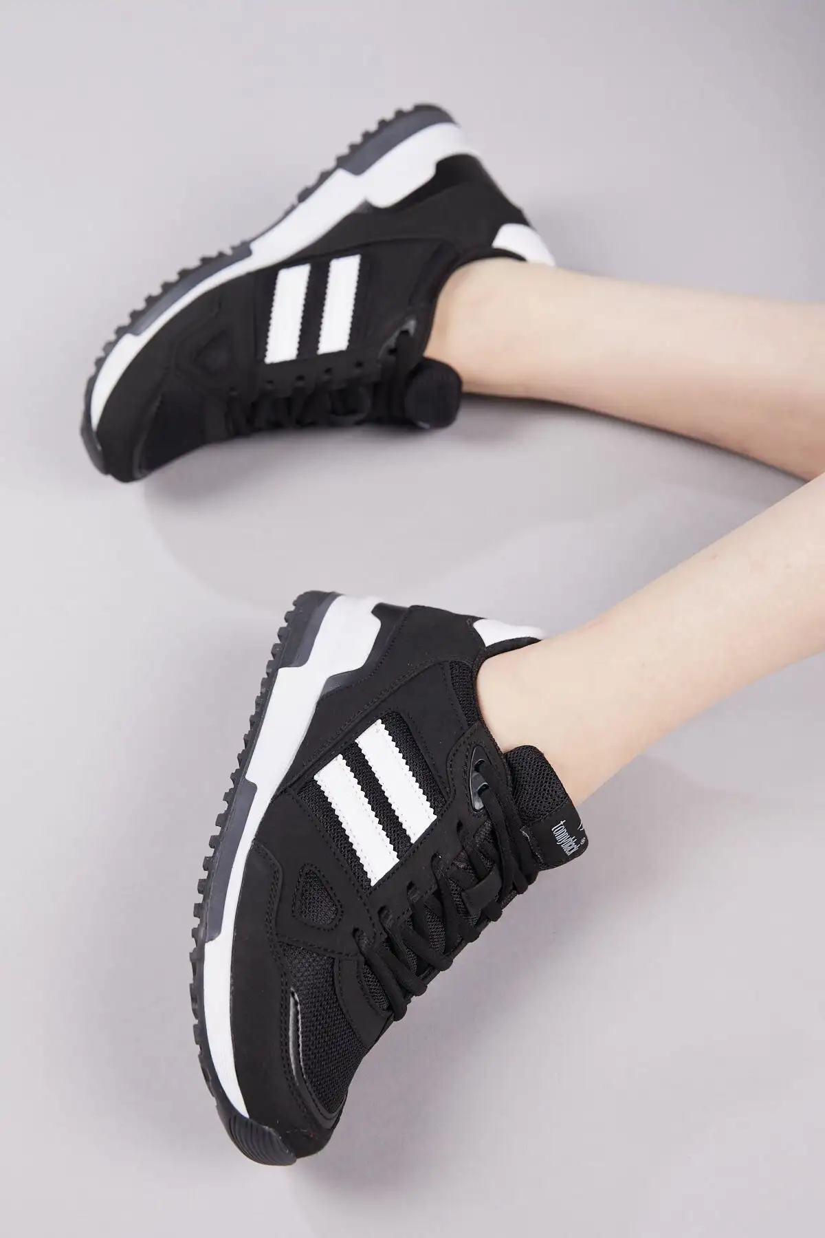 کفش ورزشی یونیسکس مشکی سفید Tb282 - 7 کفش ورزشی یونیسکس مشکی سفید Tb282 - 7