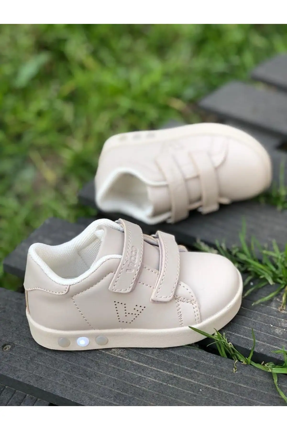 بژ - کفش ورزشی Oyo Lighted Sneaker - 1598 بژ - کفش ورزشی Oyo Lighted Sneaker - 1598