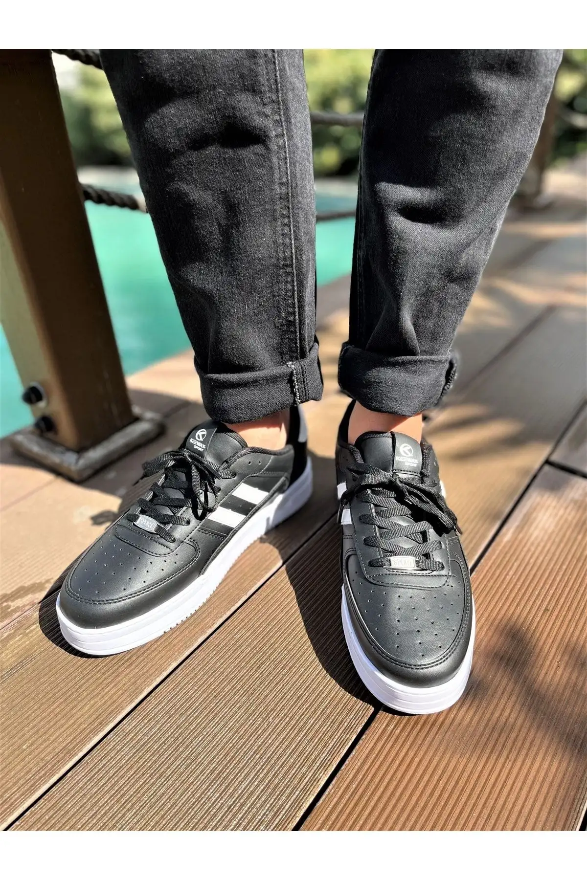 کفش ورزشی مردانه سیاه سفید ضد آب بند دار - 2220 کفش ورزشی مردانه سیاه سفید ضد آب بند دار - 2220