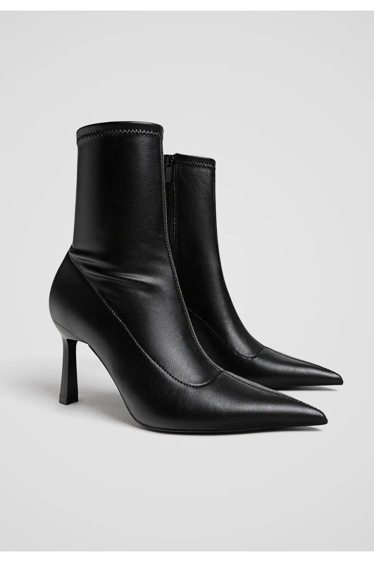 زن سیاه و سفید زیبا و ظریف Stiletto پاشنه پاشنه پا - 2388 زن سیاه و سفید زیبا و ظریف Stiletto پاشنه پاشنه پا - 2388