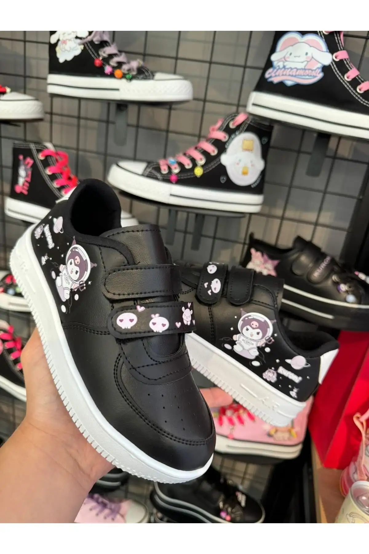 کفشهای کتانی دخترانه پارچهای مشکی مدل Kuromi Astronaut - 1451 کفشهای کتانی دخترانه پارچهای مشکی مدل Kuromi Astronaut - 1451