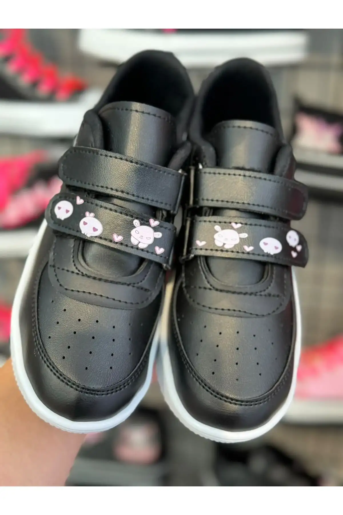 کفشهای کتانی دخترانه پارچهای مشکی مدل Kuromi Astronaut - 1451 کفشهای کتانی دخترانه پارچهای مشکی مدل Kuromi Astronaut - 1451