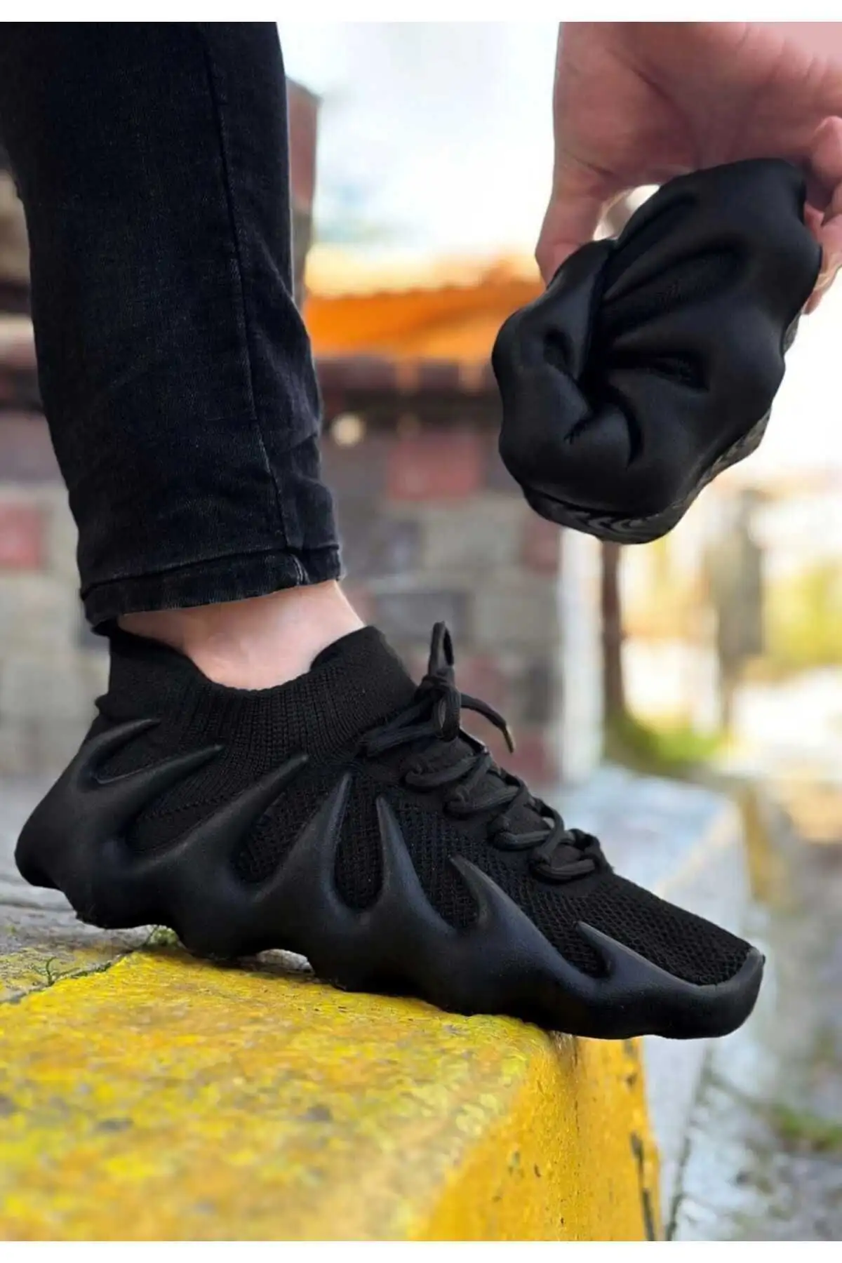 کفش کتانی مشکی لباس بافتنی ورزشی یونیسکس که باید 1 سایز بزرگتر انتخاب کنید. - 2198 کفش کتانی مشکی لباس بافتنی ورزشی یونیسکس که باید 1 سایز بزرگتر انتخاب کنید. - 2198