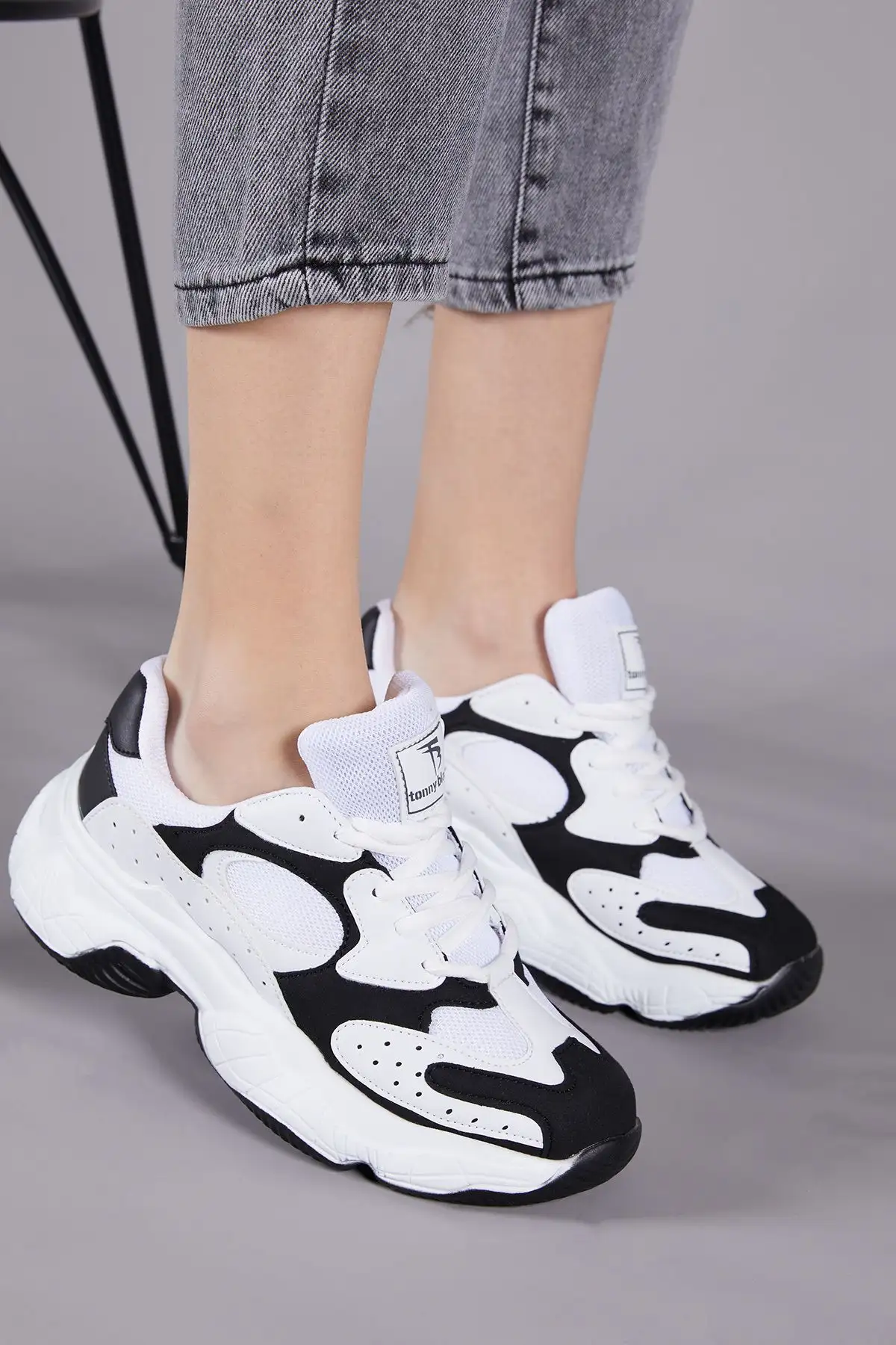 کفش های ورزشی سیاه سفید زنانه TB284 - 2292 کفش های ورزشی سیاه سفید زنانه TB284 - 2292