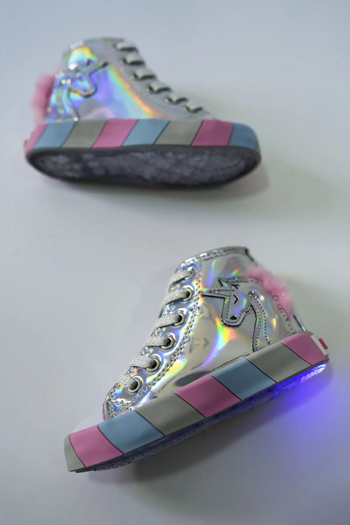 کفش کتانی دخترانه هولوگرام تک شاخ ارتوپدی - 1570 کفش کتانی دخترانه هولوگرام تک شاخ ارتوپدی - 1570