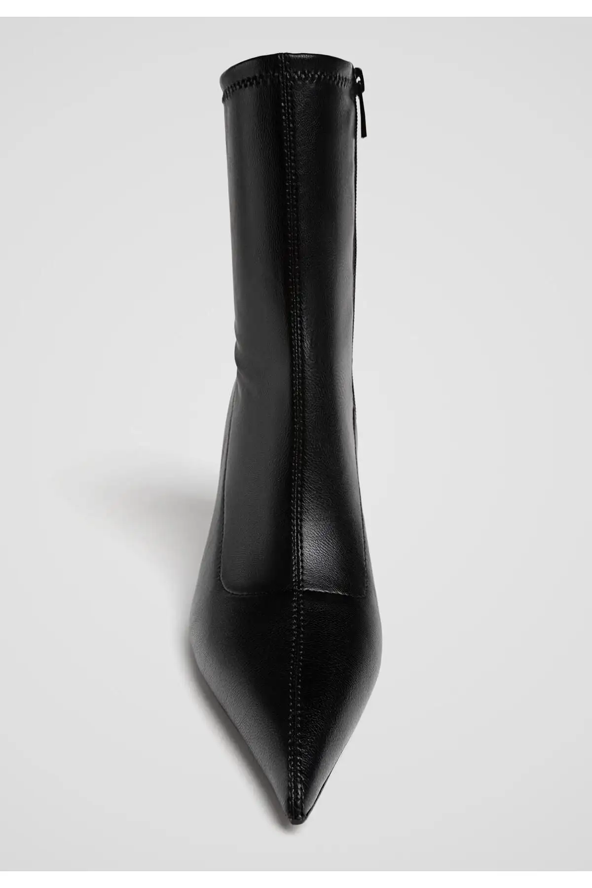 زن سیاه و سفید زیبا و ظریف Stiletto پاشنه پاشنه پا - 2388 زن سیاه و سفید زیبا و ظریف Stiletto پاشنه پاشنه پا - 2388