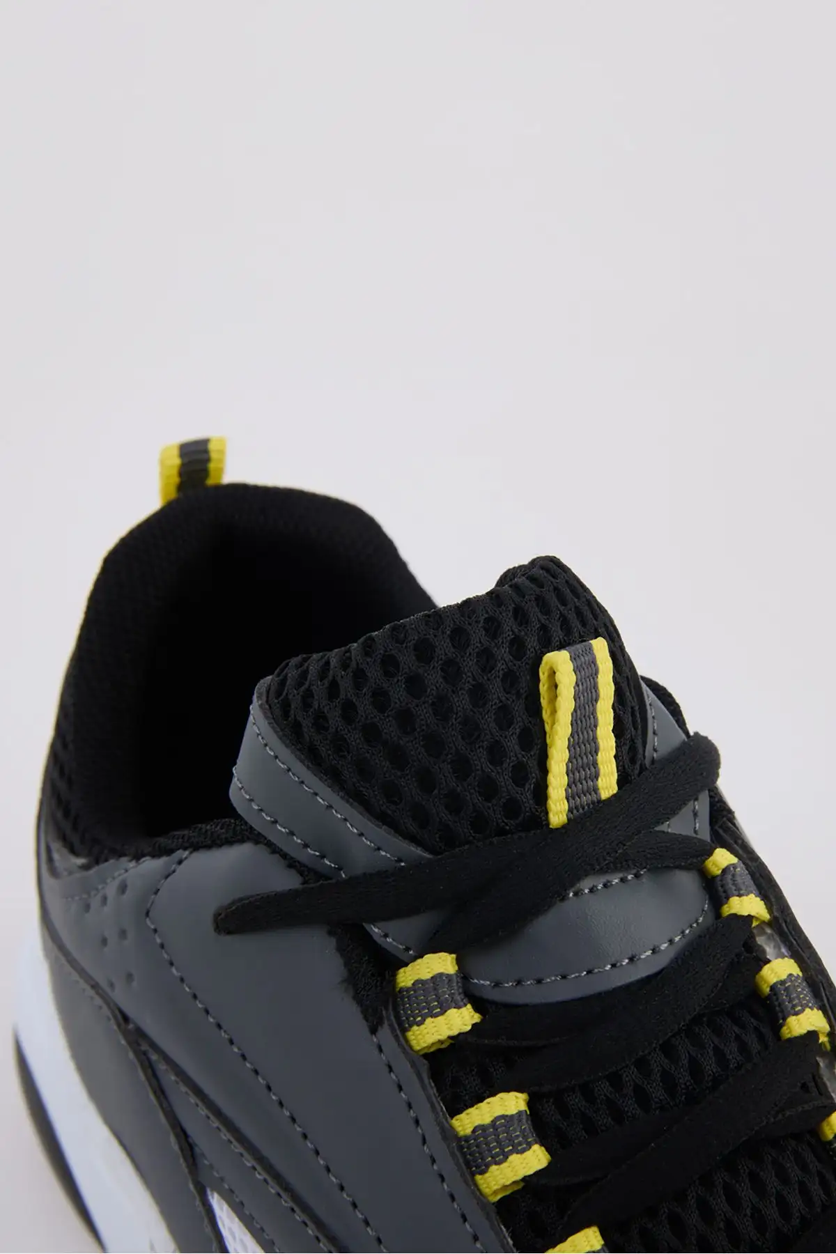 کفش ورزشی سفید خاکستری یونیزکس 1838 - 2611 کفش ورزشی سفید خاکستری یونیزکس 1838 - 2611