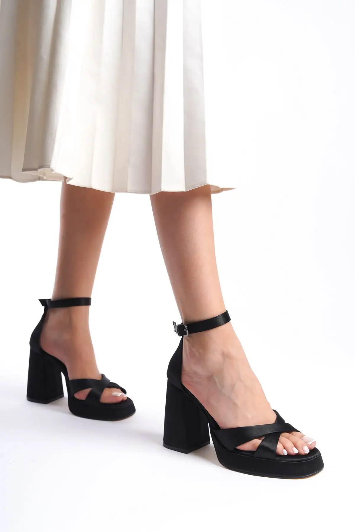 کفش پاشنه بلند پلت فرم زن ساتن سیاه BG1115-119-0002-2507 کفش پاشنه بلند پلت فرم زن ساتن سیاه BG1115-119-0002-2507