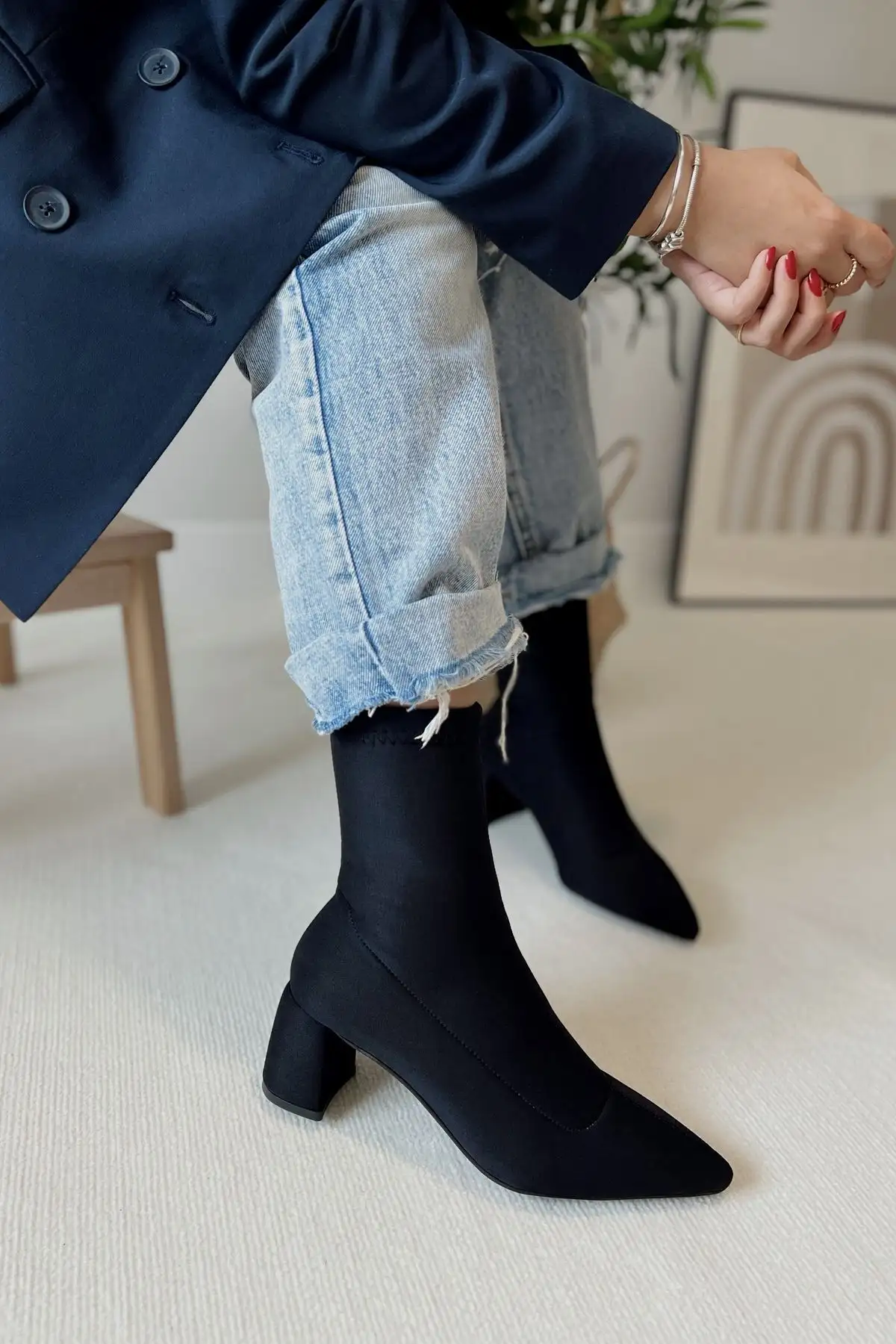 مچ دست کشش فلکس با پاشنه های متوسط ​​به زنان بینی اشاره کرد - 2923