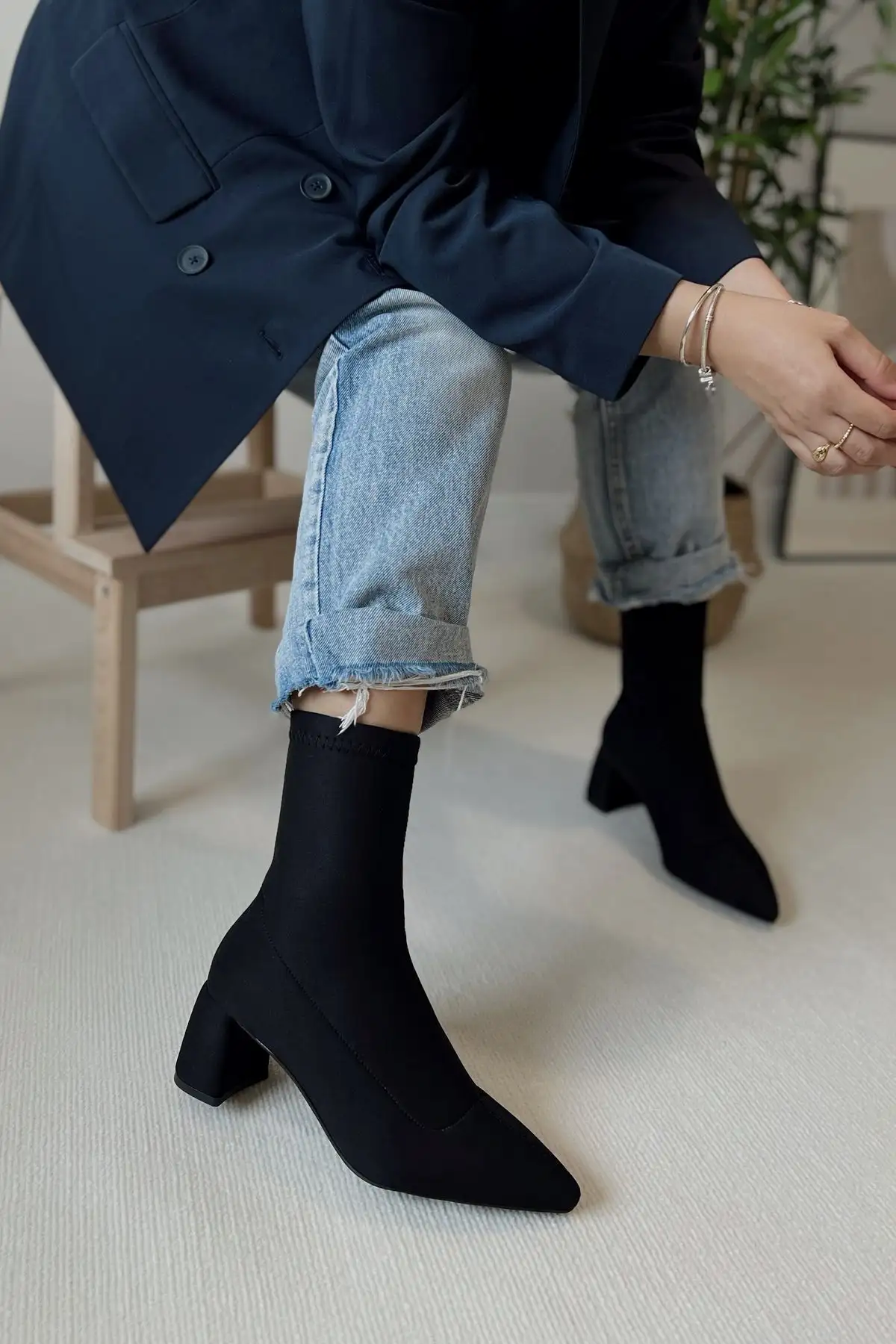 مچ دست کشش فلکس با پاشنه های متوسط ​​به زنان بینی اشاره کرد - 2923