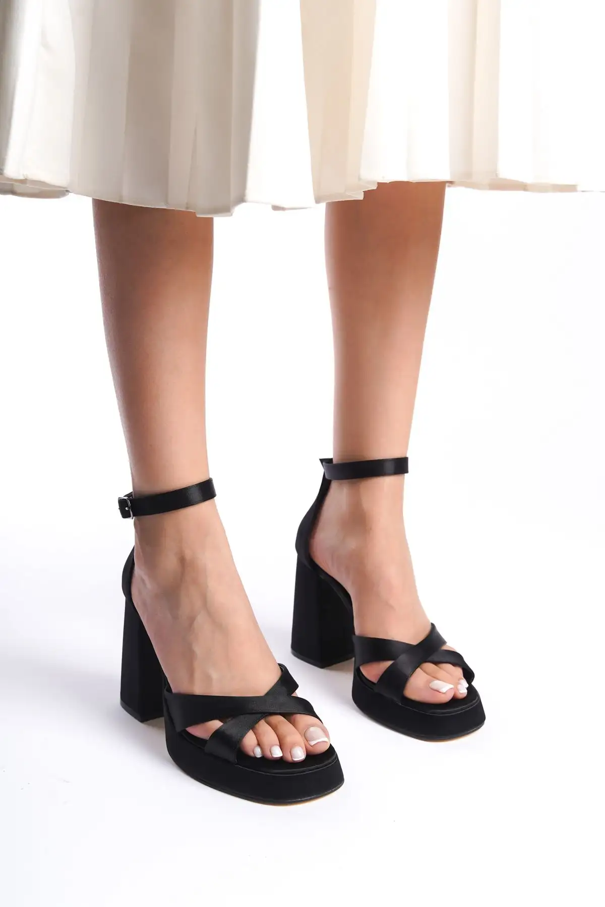 کفش پاشنه بلند پلت فرم زن ساتن سیاه BG1115-119-0002-2507 کفش پاشنه بلند پلت فرم زن ساتن سیاه BG1115-119-0002-2507