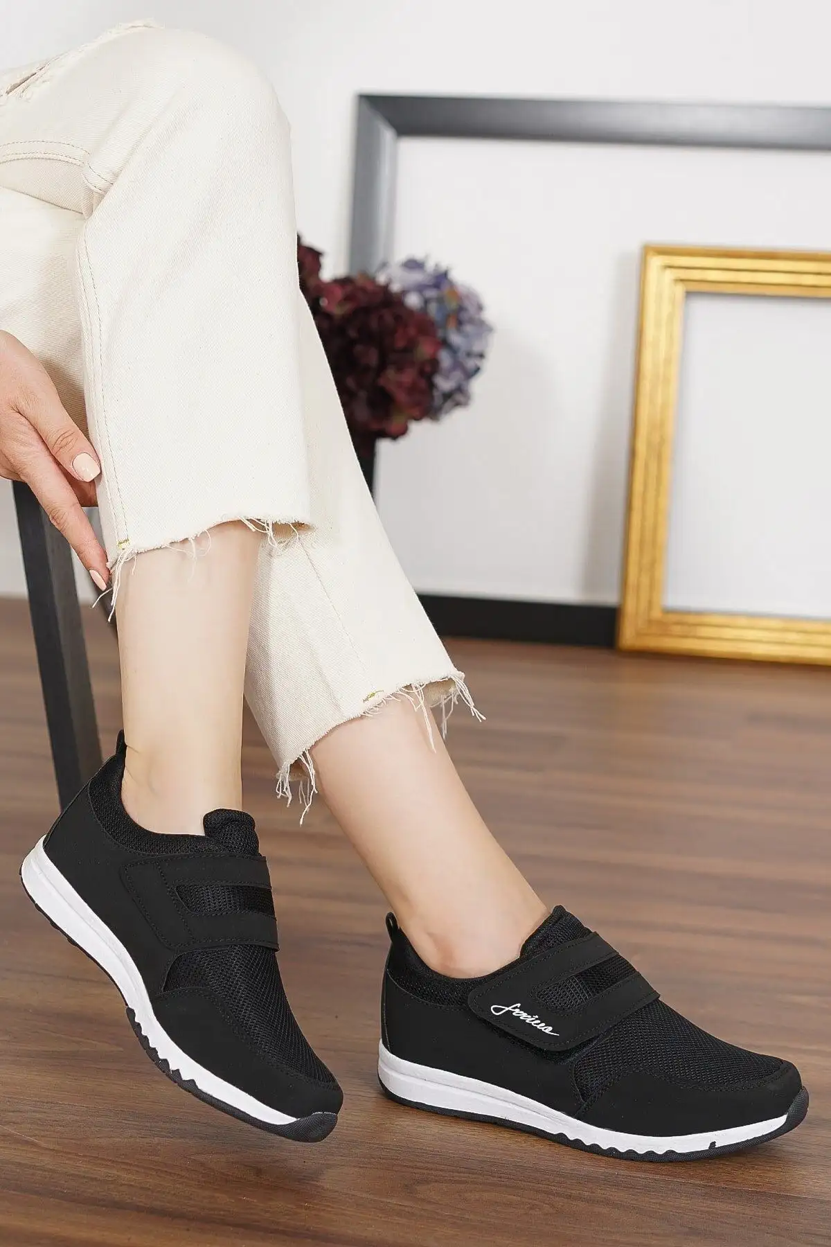 کفش ورزشی روزمره راحت و سبک زنانه با بند چسبی لیفاستایل - 3139 کفش ورزشی روزمره راحت و سبک زنانه با بند چسبی لیفاستایل - 3139