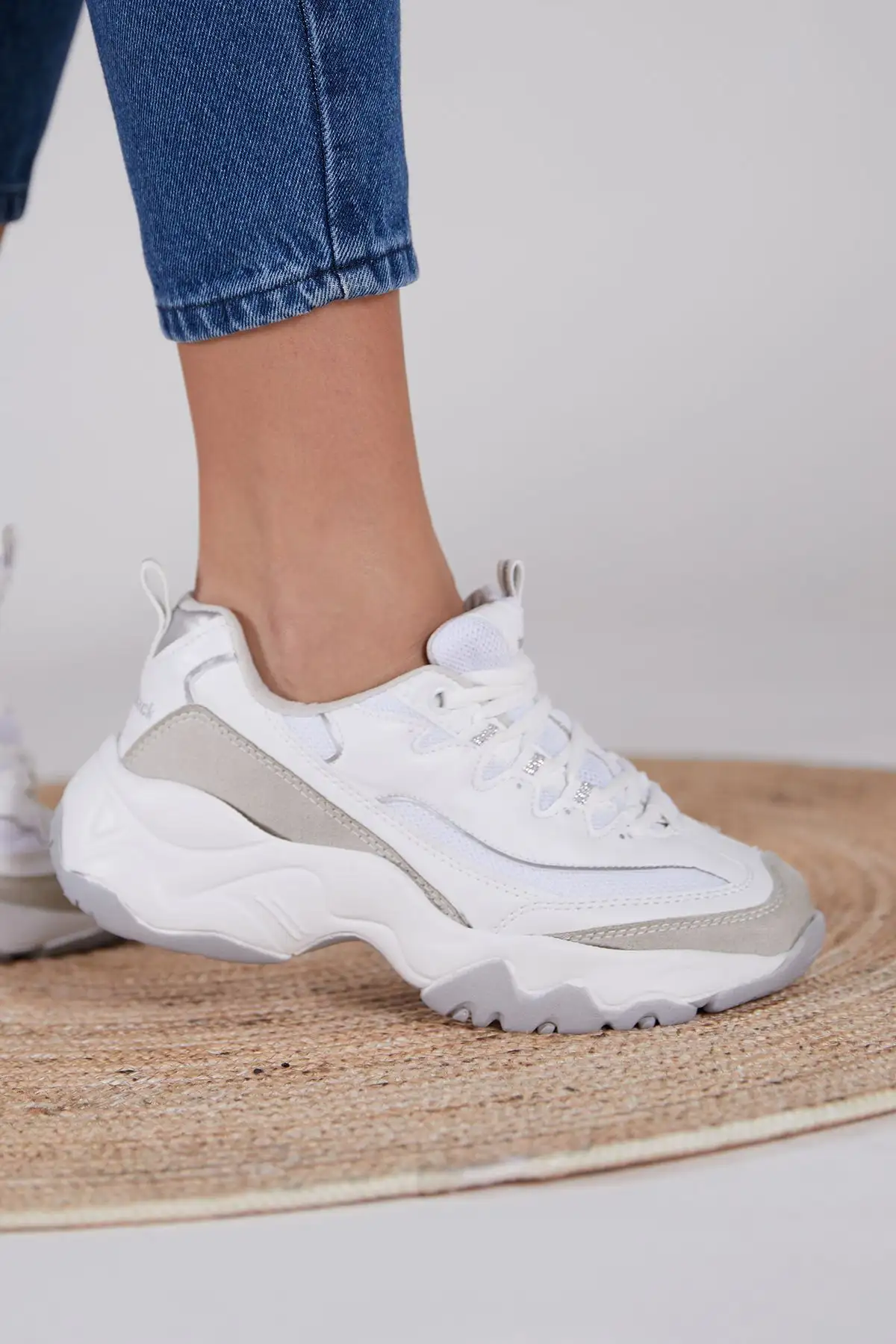 کفش ورزشی زنانه سفید خاکستری مدل Tb7040 - 3187 کفش ورزشی زنانه سفید خاکستری مدل Tb7040 - 3187