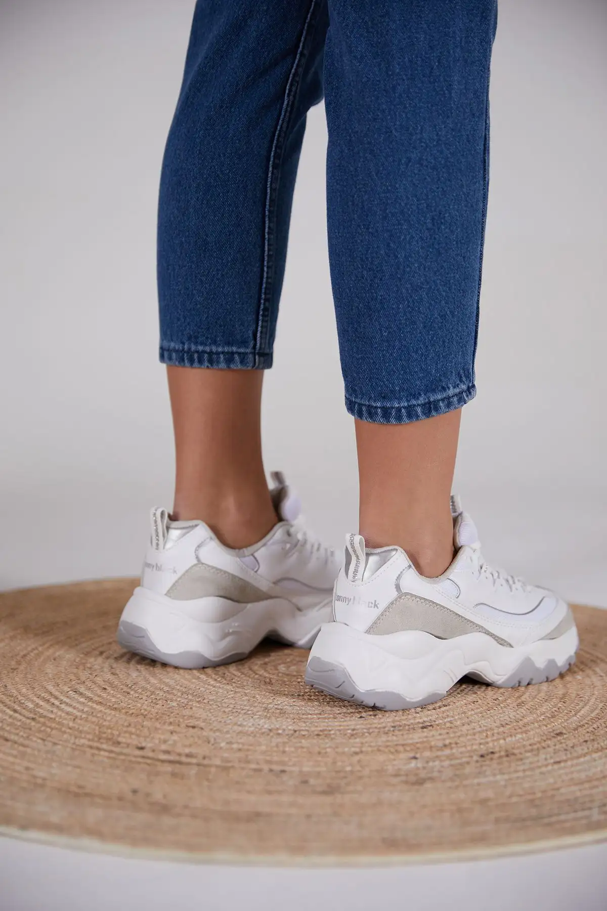 کفش ورزشی زنانه سفید خاکستری مدل Tb7040 - 3187 کفش ورزشی زنانه سفید خاکستری مدل Tb7040 - 3187