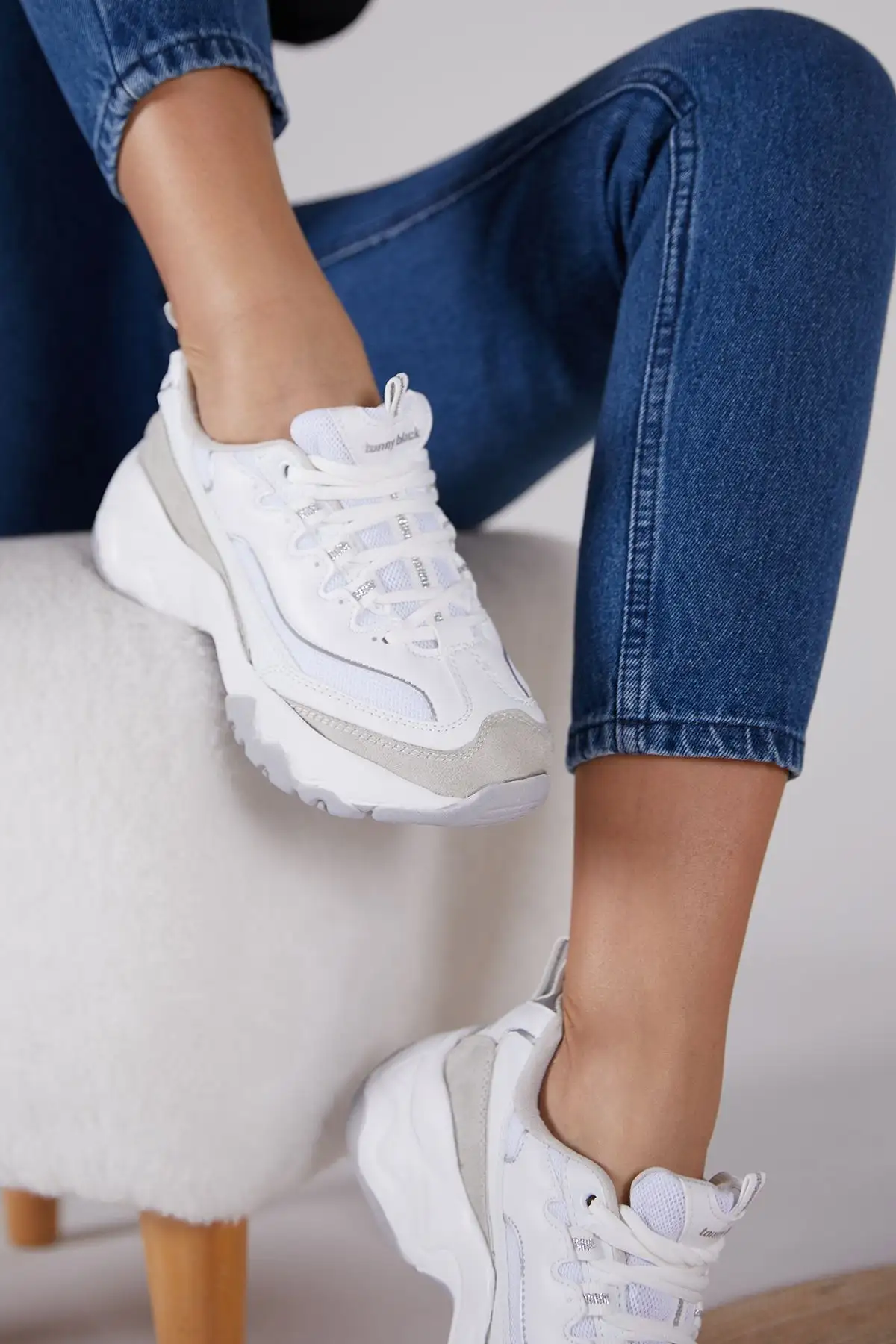 کفش ورزشی زنانه سفید خاکستری مدل Tb7040 - 3187 کفش ورزشی زنانه سفید خاکستری مدل Tb7040 - 3187