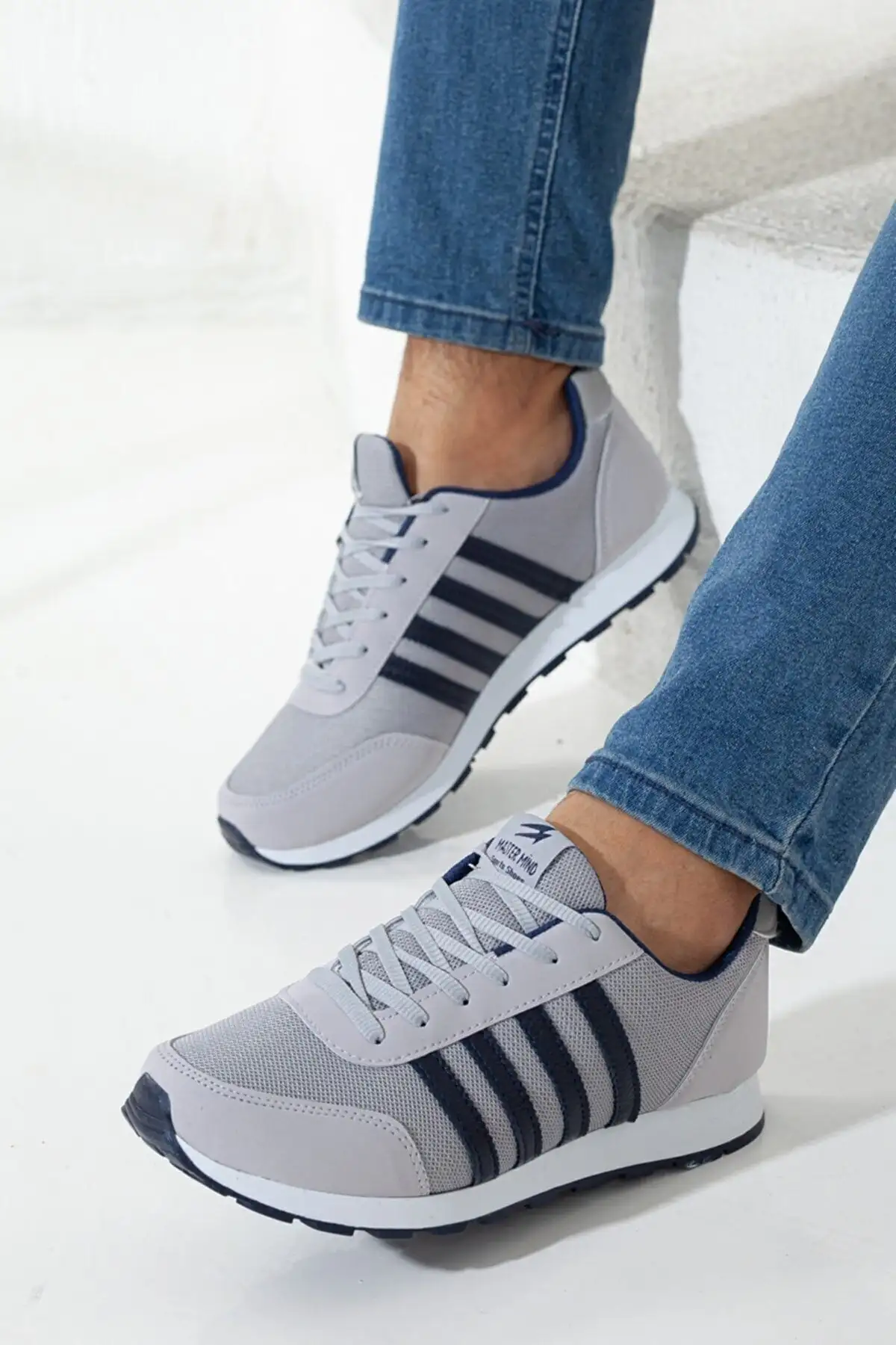 کفش مردانه کفش ورزشی مردانه با طراحی راحت و نرم زیره، در رنگ آبی تیره خط دار و دارای بندهای قابل تنظیم. - 3201 کفش مردانه کفش ورزشی مردانه با طراحی راحت و نرم زیره، در رنگ آبی تیره خط دار و دارای بندهای قابل تنظیم. - 3201