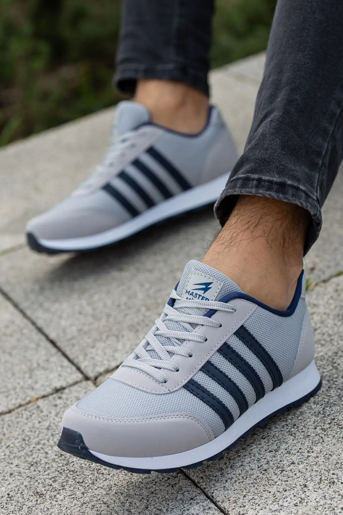 کفش مردانه کفش ورزشی مردانه با طراحی راحت و نرم زیره، در رنگ آبی تیره خط دار و دارای بندهای قابل تنظیم. - 3201 کفش مردانه کفش ورزشی مردانه با طراحی راحت و نرم زیره، در رنگ آبی تیره خط دار و دارای بندهای قابل تنظیم. - 3201