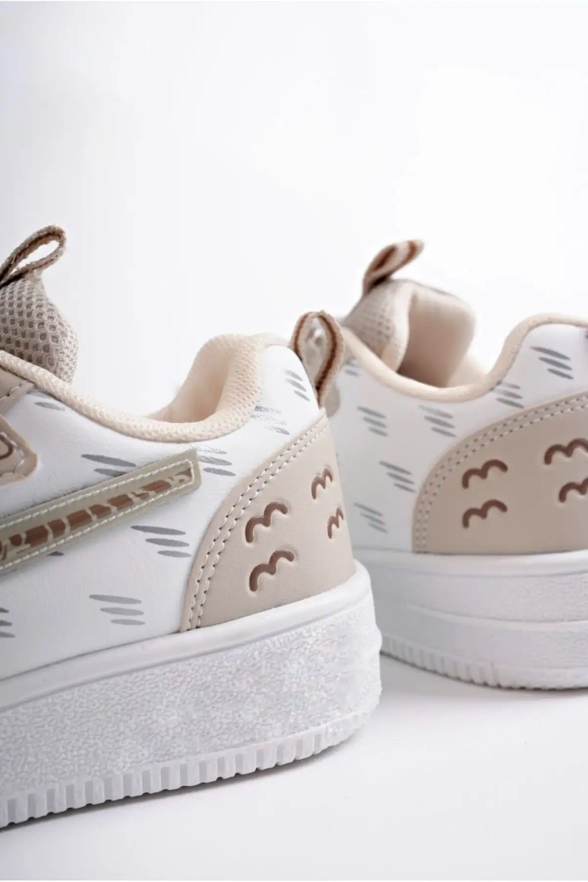 کفش مدرسه و روزمره بند دار بچگانه به رنگ ویزون و سفید - 3061 کفش مدرسه و روزمره بند دار بچگانه به رنگ ویزون و سفید - 3061