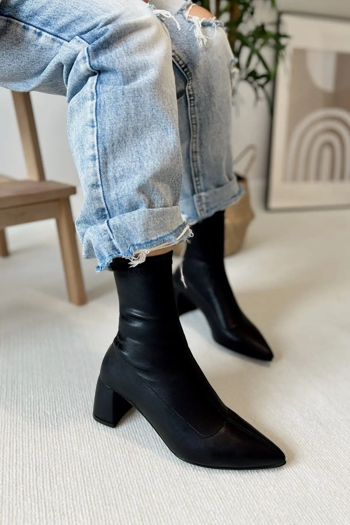 بوت ایتالیایی زنانه با پاشنه متوسط، نوک تیز و ساق الاستیکی فائکس - 2919 بوت ایتالیایی زنانه با پاشنه متوسط، نوک تیز و ساق الاستیکی فائکس - 2919