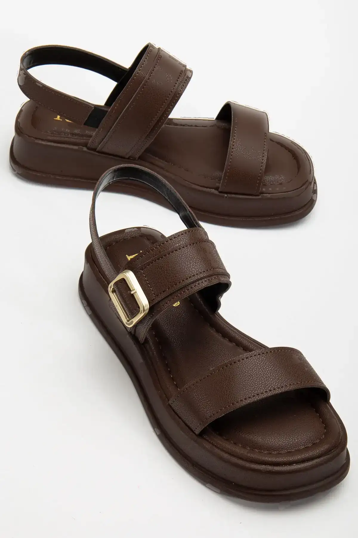 سندل راحت روزمره زنانه ری‌سولی با جزئیات قفل دو بانده به رنگ قهوه‌ای تیره - 3248