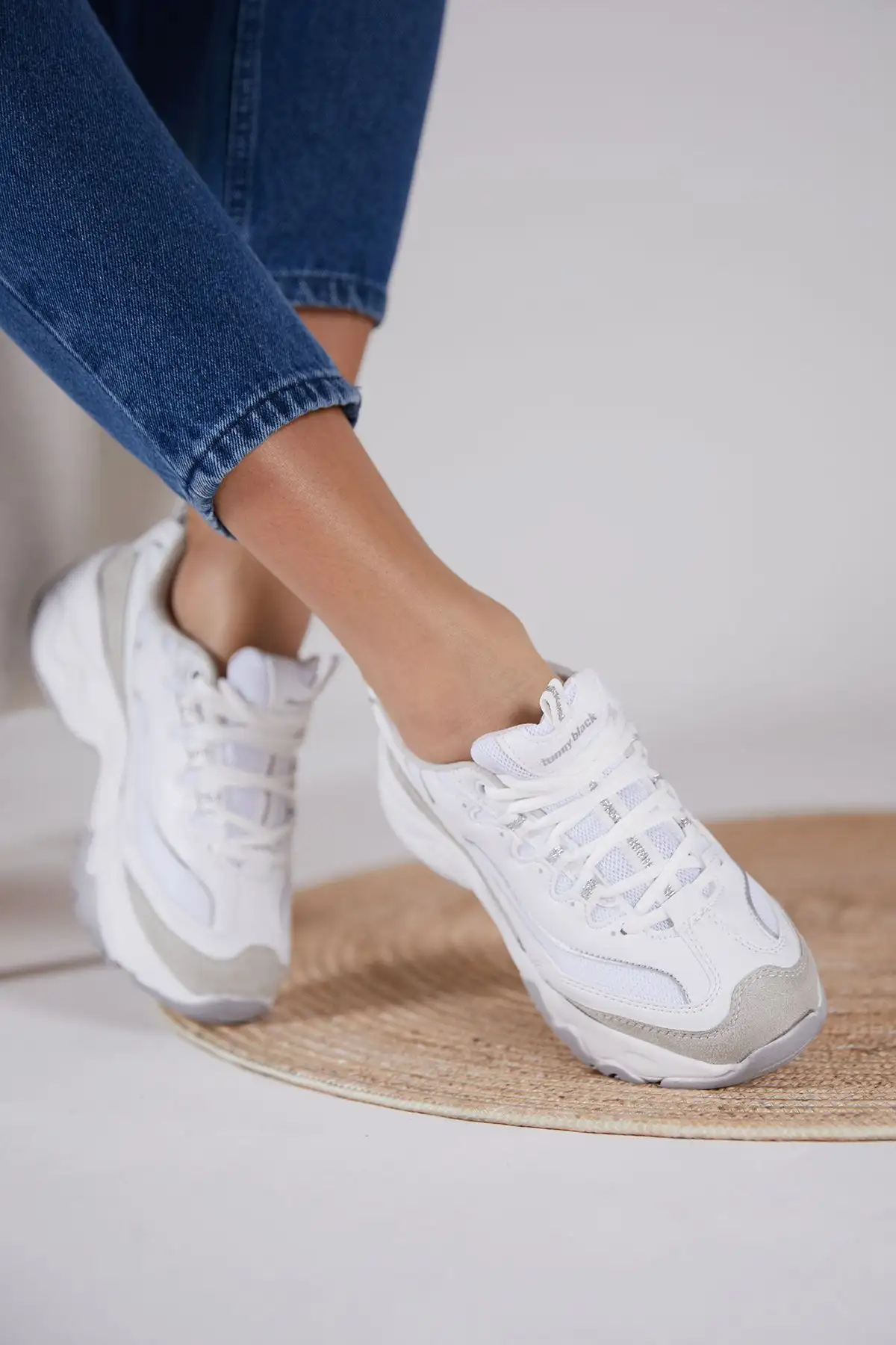 کفش ورزشی زنانه سفید خاکستری مدل Tb7040 - 3187 کفش ورزشی زنانه سفید خاکستری مدل Tb7040 - 3187