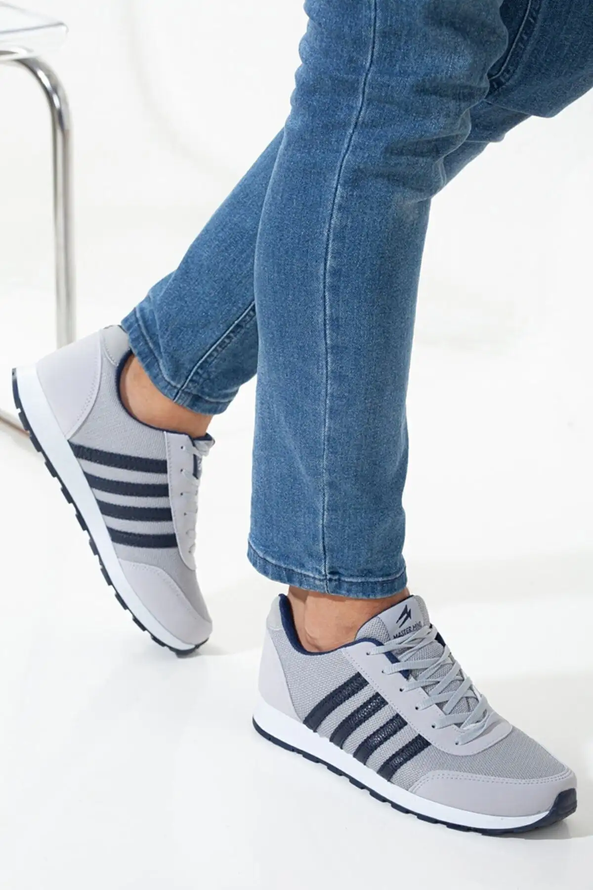 کفش مردانه کفش ورزشی مردانه با طراحی راحت و نرم زیره، در رنگ آبی تیره خط دار و دارای بندهای قابل تنظیم. - 3201 کفش مردانه کفش ورزشی مردانه با طراحی راحت و نرم زیره، در رنگ آبی تیره خط دار و دارای بندهای قابل تنظیم. - 3201