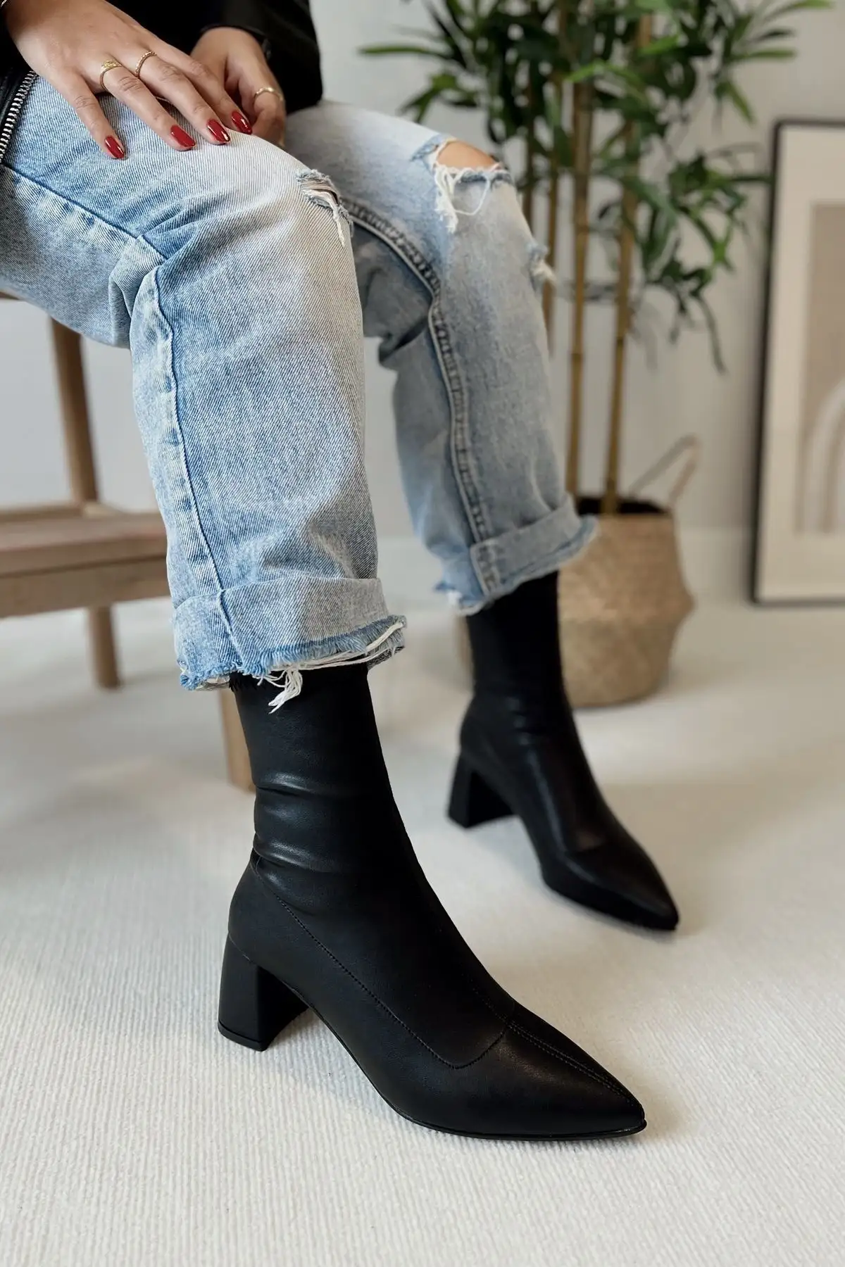 بوت ایتالیایی زنانه با پاشنه متوسط، نوک تیز و ساق الاستیکی فائکس - 2919 بوت ایتالیایی زنانه با پاشنه متوسط، نوک تیز و ساق الاستیکی فائکس - 2919