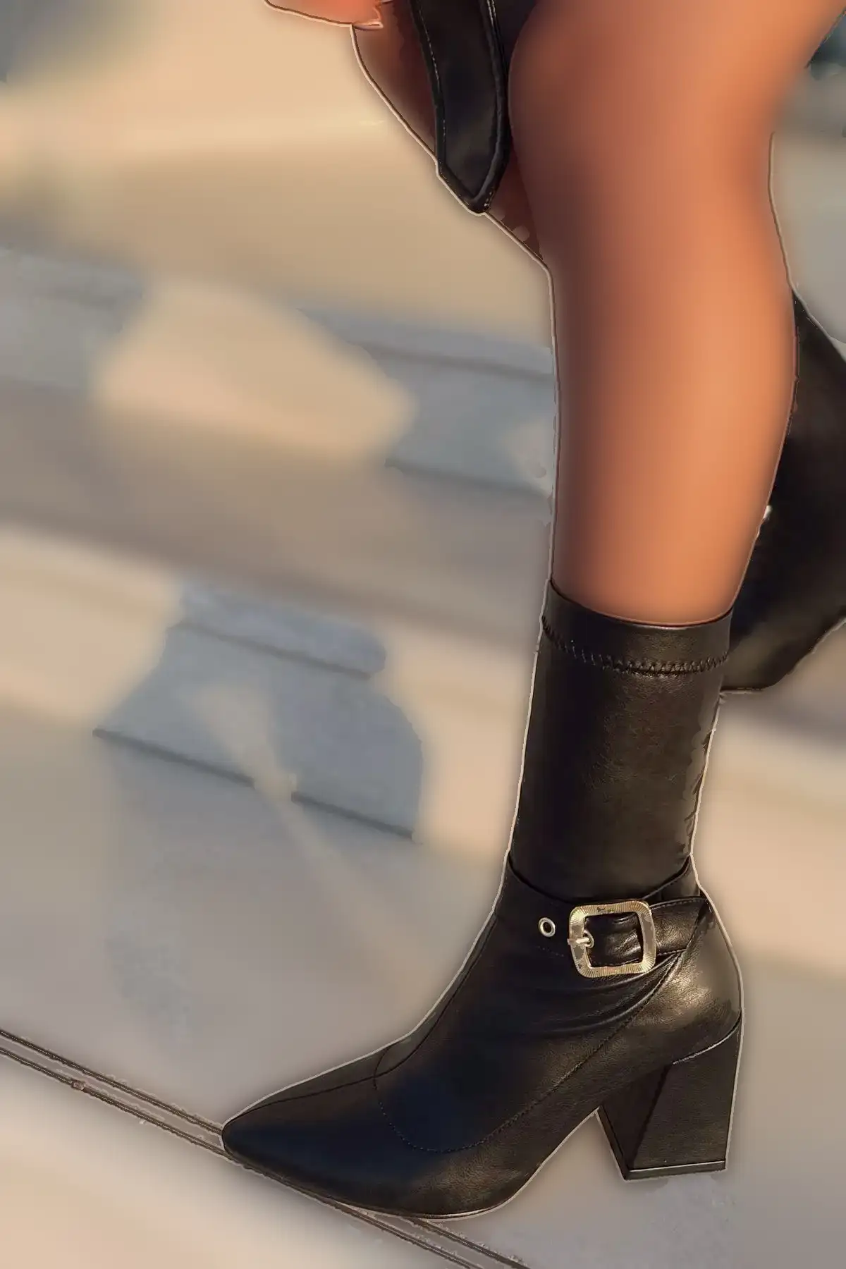 چکمه بوتی زنانه با پاشنه ضخیم، نوک تیز و جزئیات سگک کشی بایستی با اندازه متوسط - 2925 چکمه بوتی زنانه با پاشنه ضخیم، نوک تیز و جزئیات سگک کشی بایستی با اندازه متوسط - 2925