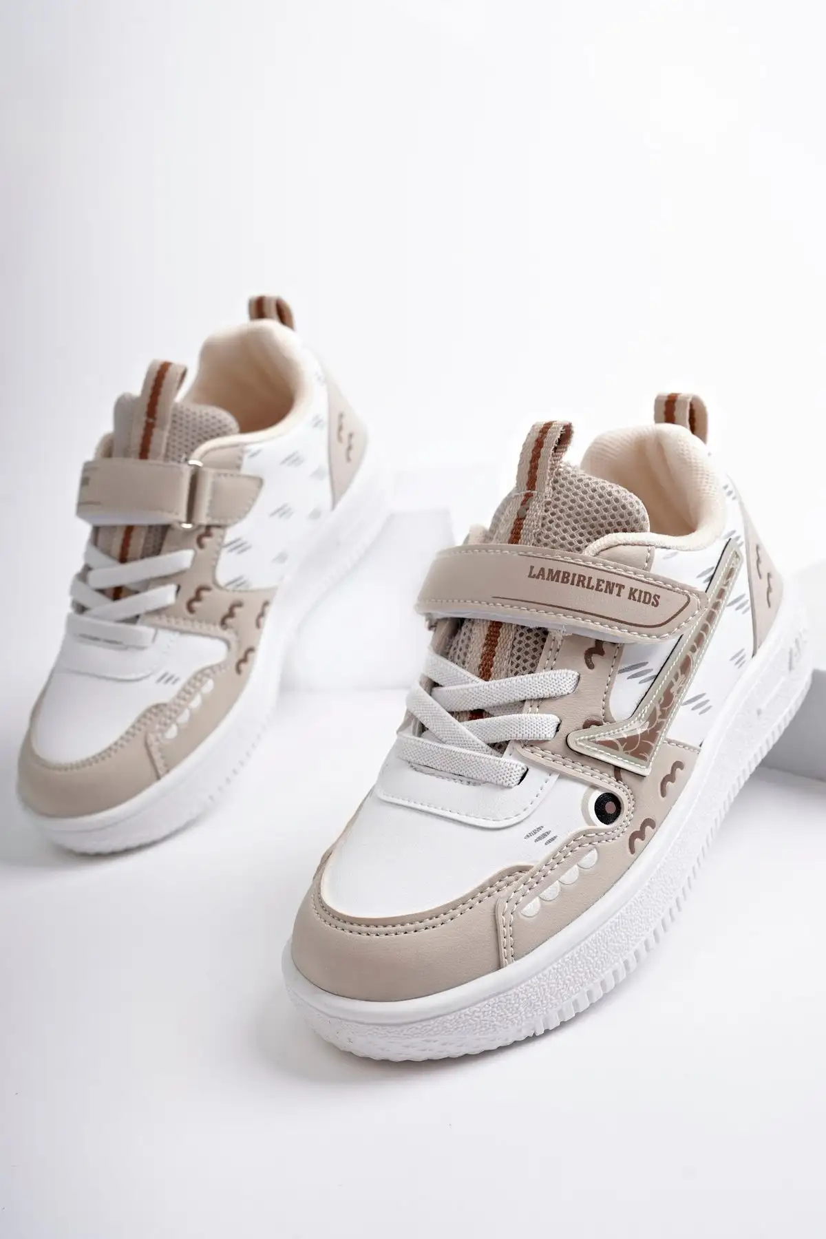 کفش مدرسه و روزمره بند دار بچگانه به رنگ ویزون و سفید - 3061 کفش مدرسه و روزمره بند دار بچگانه به رنگ ویزون و سفید - 3061