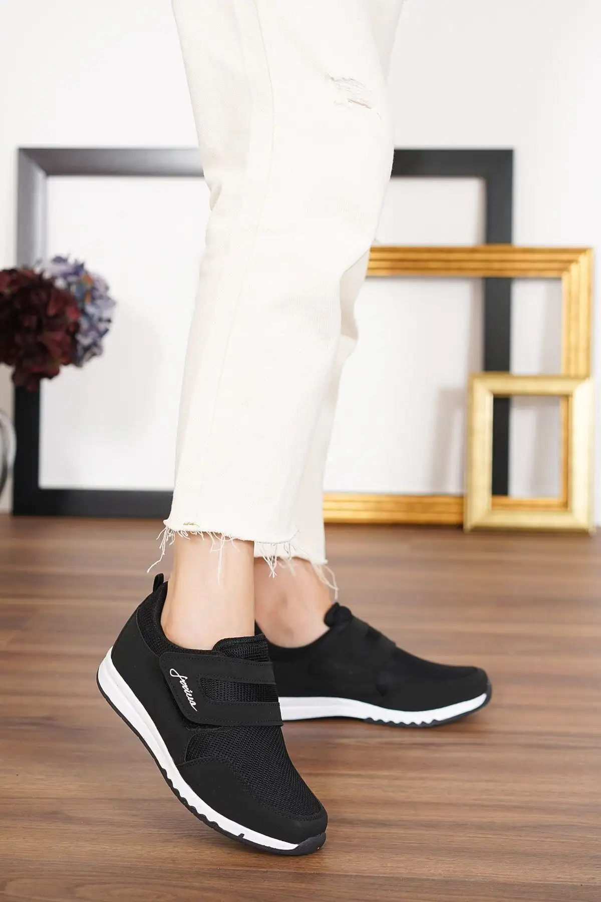 کفش ورزشی روزمره راحت و سبک زنانه با بند چسبی لیفاستایل - 3139 کفش ورزشی روزمره راحت و سبک زنانه با بند چسبی لیفاستایل - 3139