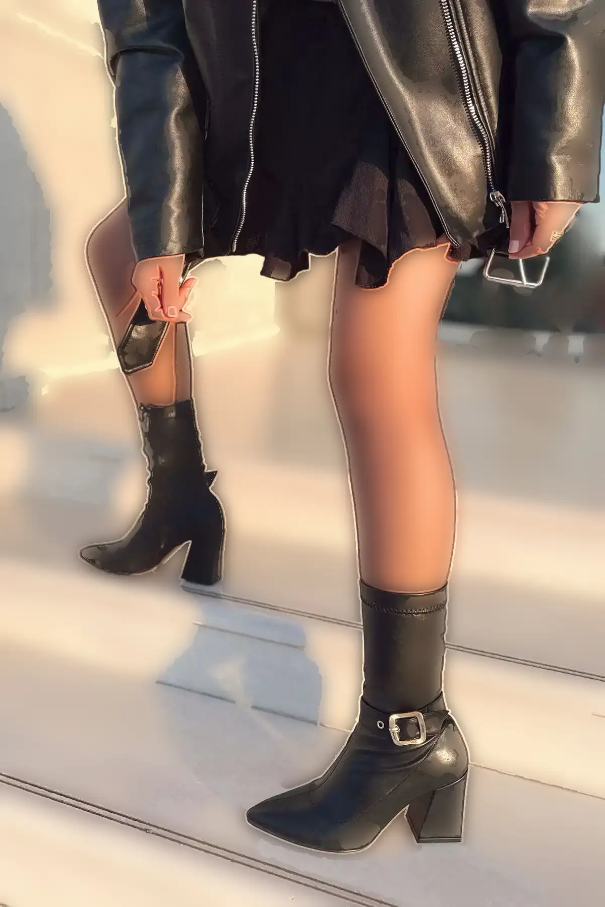 چکمه بوتی زنانه با پاشنه ضخیم، نوک تیز و جزئیات سگک کشی بایستی با اندازه متوسط - 2925 چکمه بوتی زنانه با پاشنه ضخیم، نوک تیز و جزئیات سگک کشی بایستی با اندازه متوسط - 2925