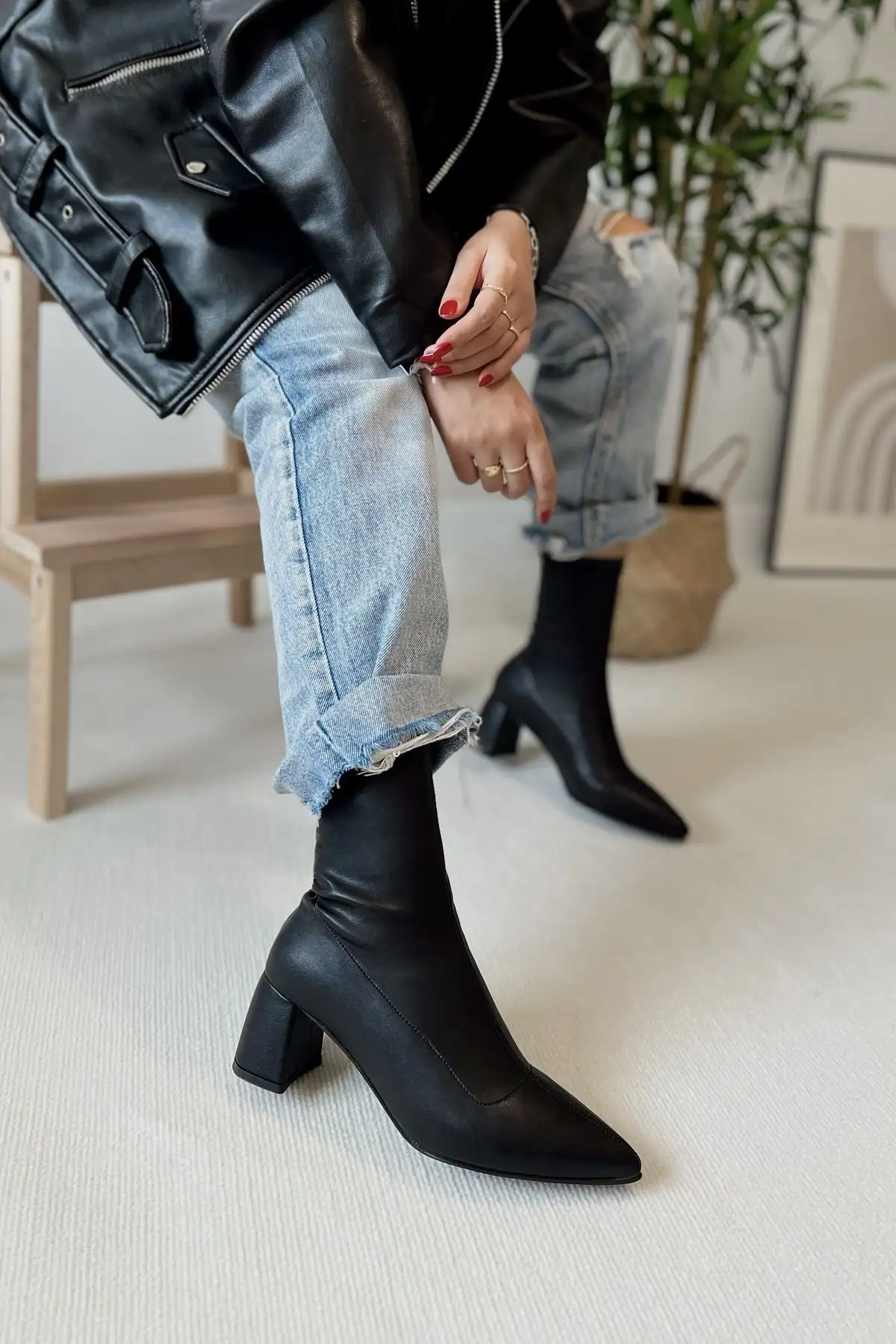 بوت ایتالیایی زنانه با پاشنه متوسط، نوک تیز و ساق الاستیکی فائکس - 2919 بوت ایتالیایی زنانه با پاشنه متوسط، نوک تیز و ساق الاستیکی فائکس - 2919