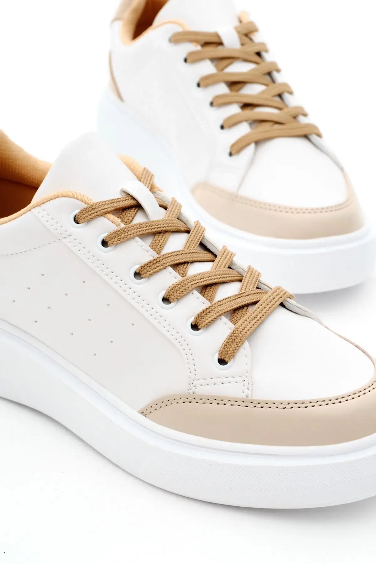 کفش ورزشی سفید زنانه با زیره پلی و بنددار - 3188 کفش ورزشی سفید زنانه با زیره پلی و بنددار - 3188