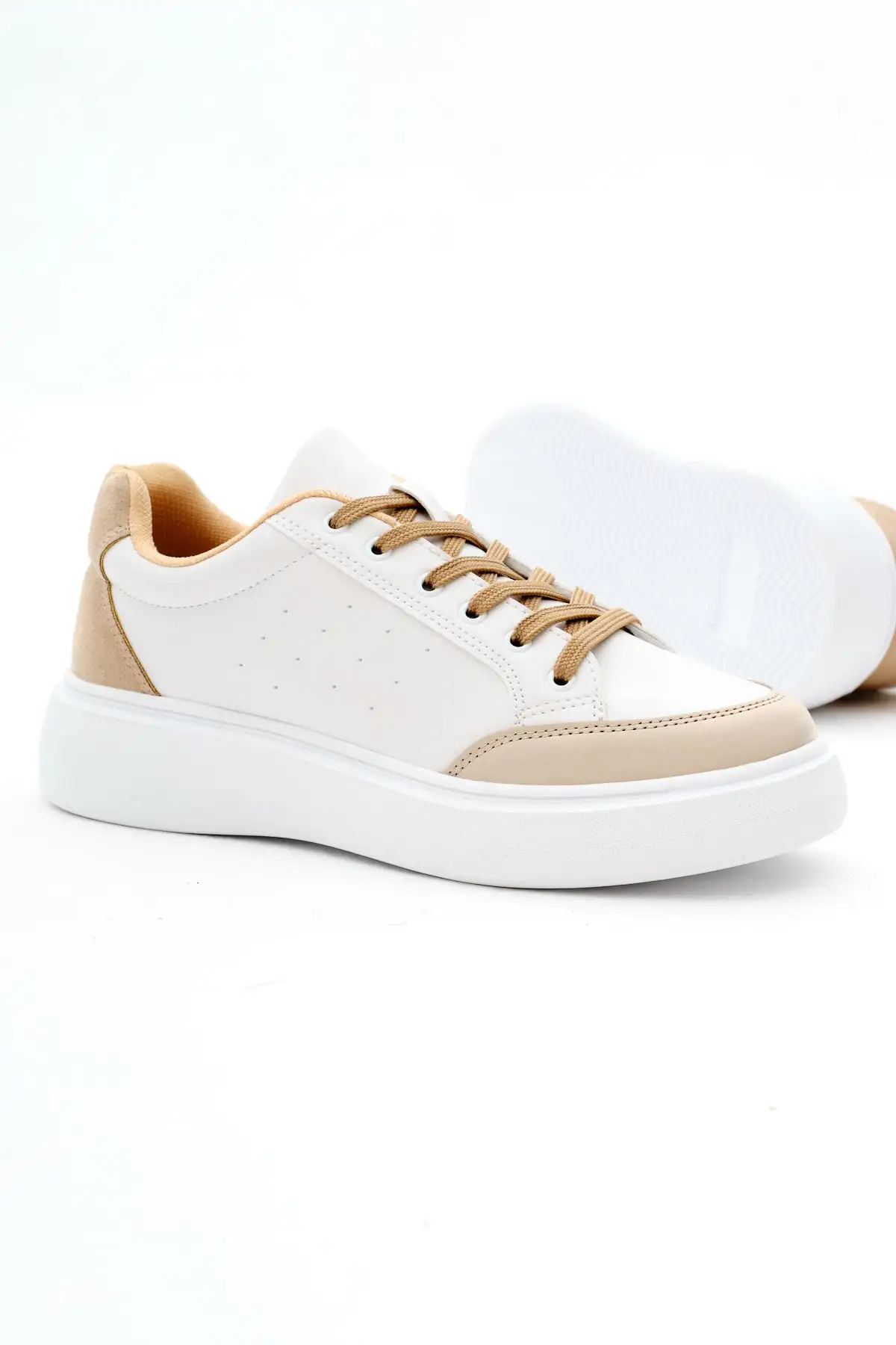 کفش ورزشی سفید زنانه با زیره پلی و بنددار - 3188 کفش ورزشی سفید زنانه با زیره پلی و بنددار - 3188