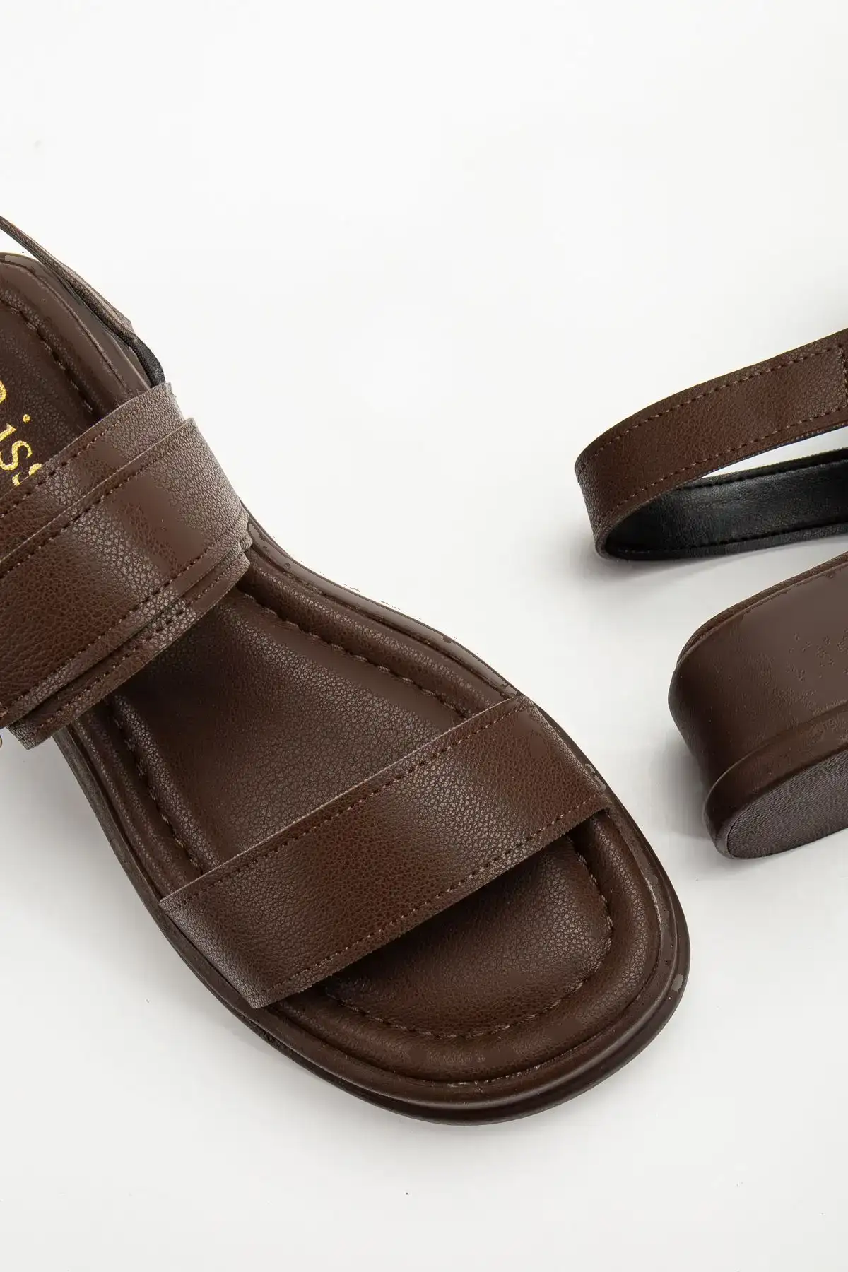 سندل راحت روزمره زنانه ری‌سولی با جزئیات قفل دو بانده به رنگ قهوه‌ای تیره - 3248