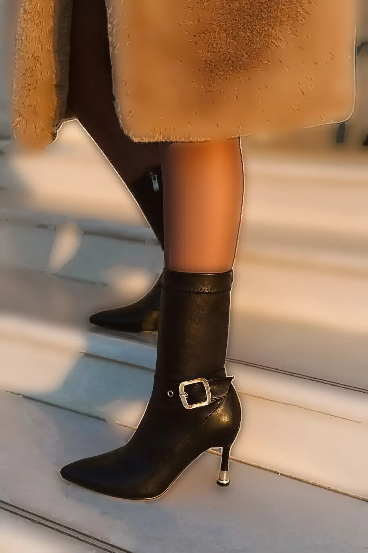 بوت زنانه مدل چکمهای با پاشنه نازک و نوک تیز، دارای جزئیات قفل و بند کشی و سایز متوسط. - 2927 بوت زنانه مدل چکمهای با پاشنه نازک و نوک تیز، دارای جزئیات قفل و بند کشی و سایز متوسط. - 2927