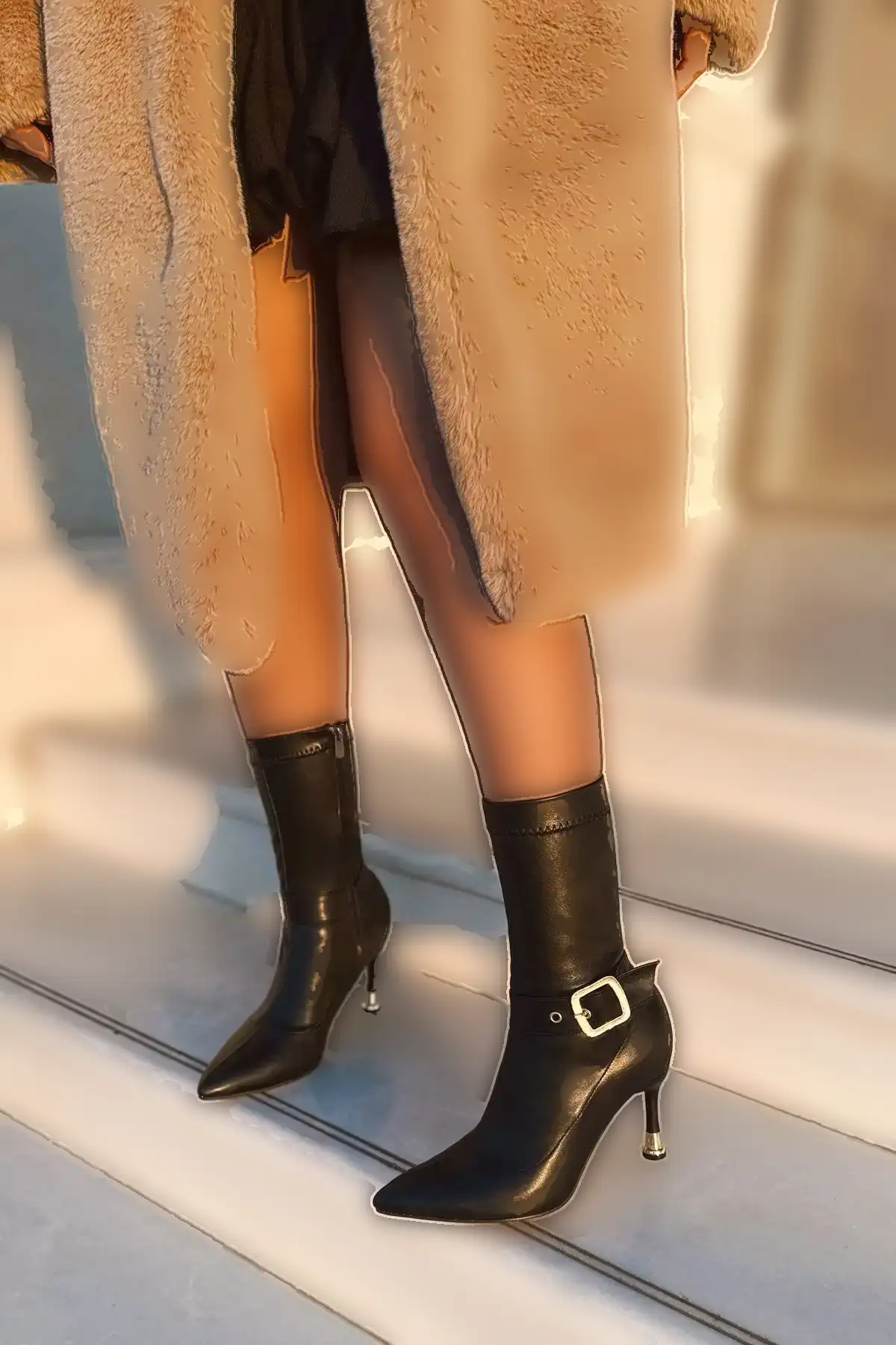 بوت زنانه مدل چکمهای با پاشنه نازک و نوک تیز، دارای جزئیات قفل و بند کشی و سایز متوسط. - 2927 بوت زنانه مدل چکمهای با پاشنه نازک و نوک تیز، دارای جزئیات قفل و بند کشی و سایز متوسط. - 2927