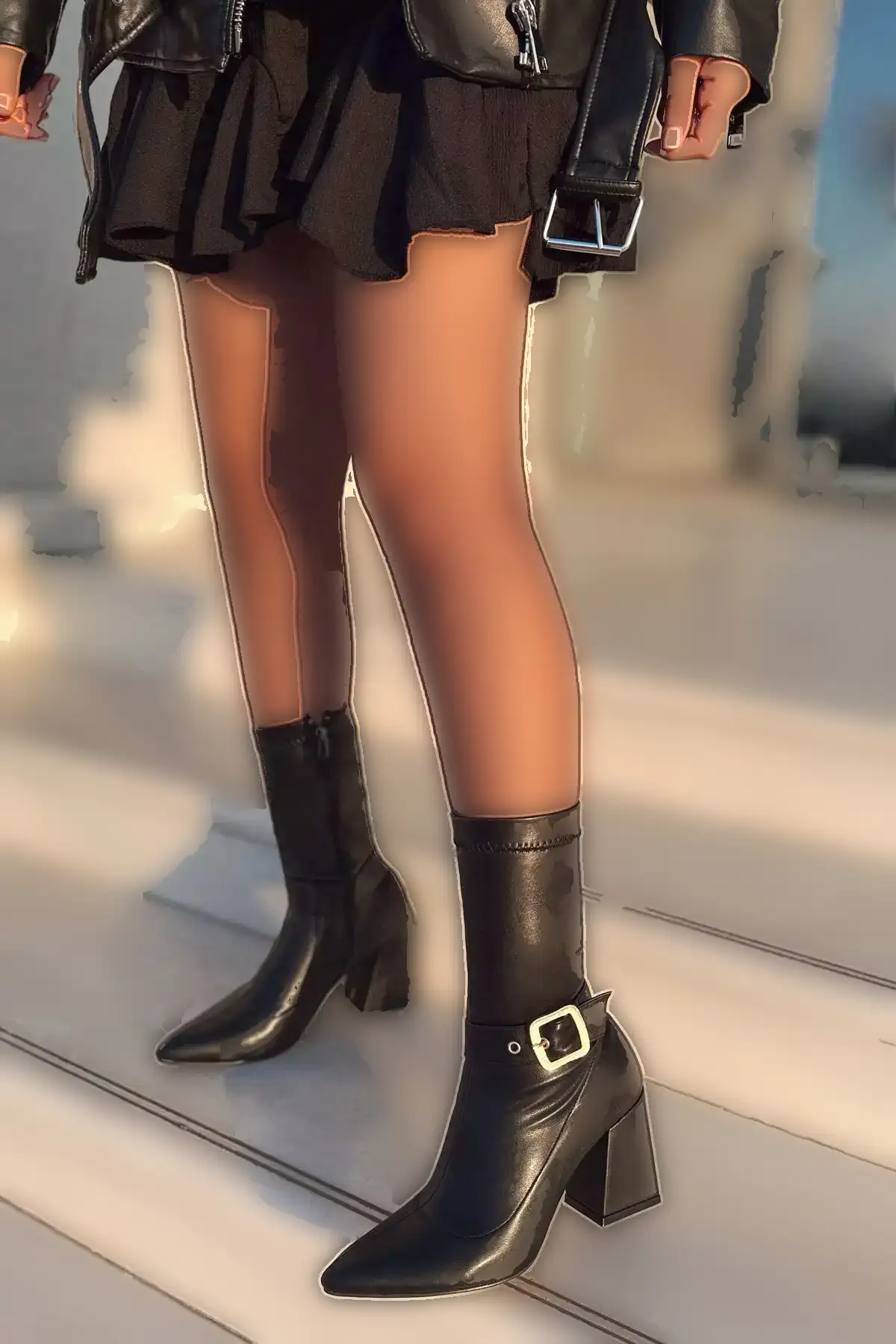 چکمه بوتی زنانه با پاشنه ضخیم، نوک تیز و جزئیات سگک کشی بایستی با اندازه متوسط - 2925 چکمه بوتی زنانه با پاشنه ضخیم، نوک تیز و جزئیات سگک کشی بایستی با اندازه متوسط - 2925