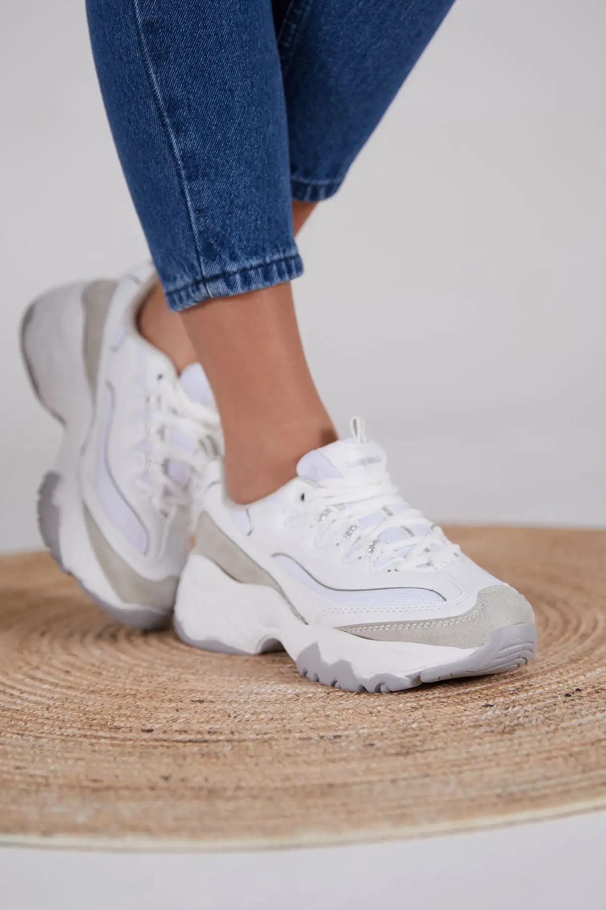 کفش ورزشی زنانه سفید خاکستری مدل Tb7040 - 3187 کفش ورزشی زنانه سفید خاکستری مدل Tb7040 - 3187