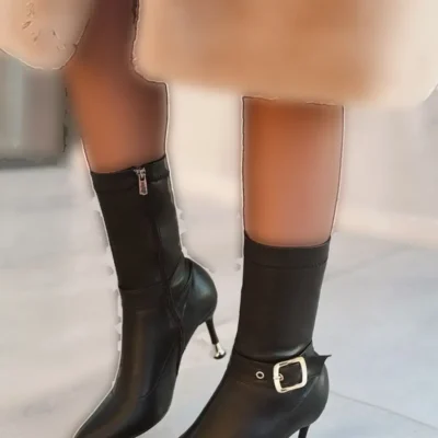 بوت زنانه مدل چکمه‌ای با پاشنه نازک و نوک تیز، دارای جزئیات قفل و بند کشی و سایز متوسط. - 2927