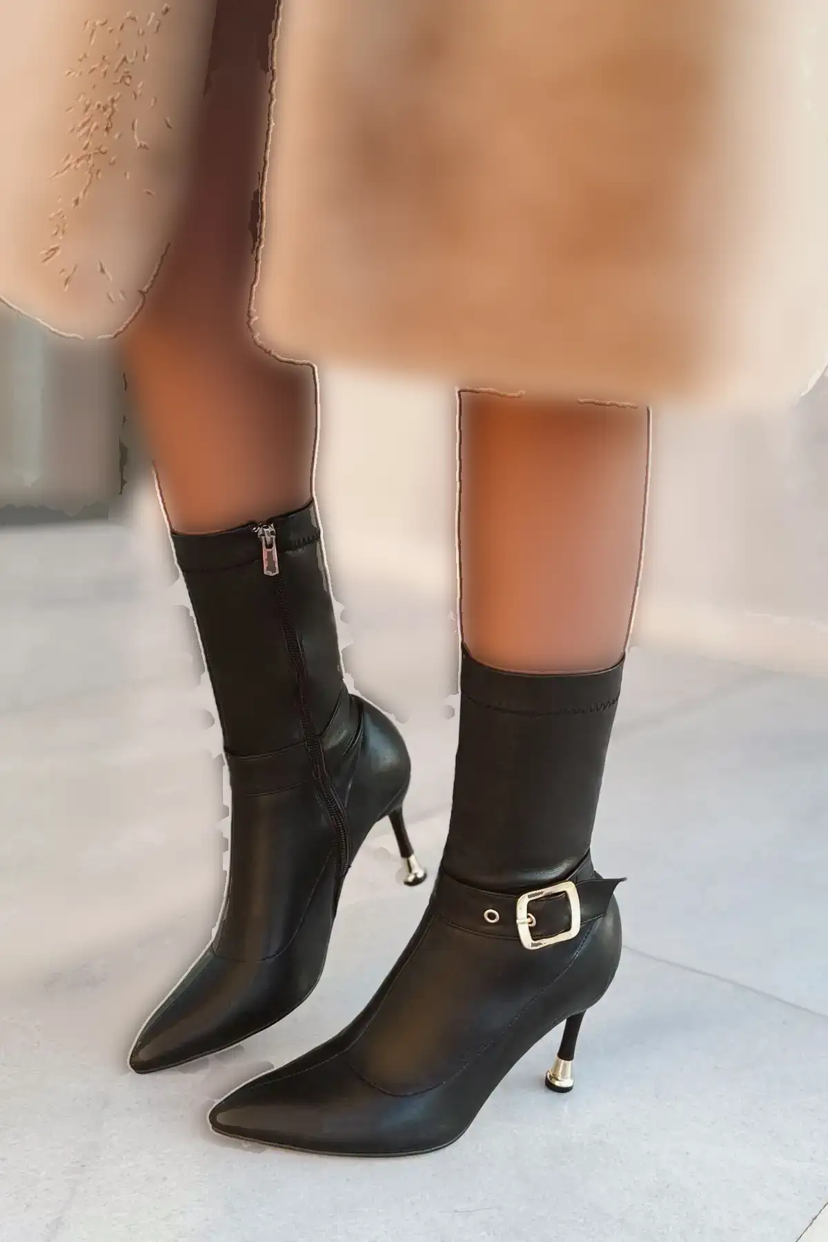 بوت زنانه مدل چکمهای با پاشنه نازک و نوک تیز، دارای جزئیات قفل و بند کشی و سایز متوسط. - 2927 بوت زنانه مدل چکمهای با پاشنه نازک و نوک تیز، دارای جزئیات قفل و بند کشی و سایز متوسط. - 2927