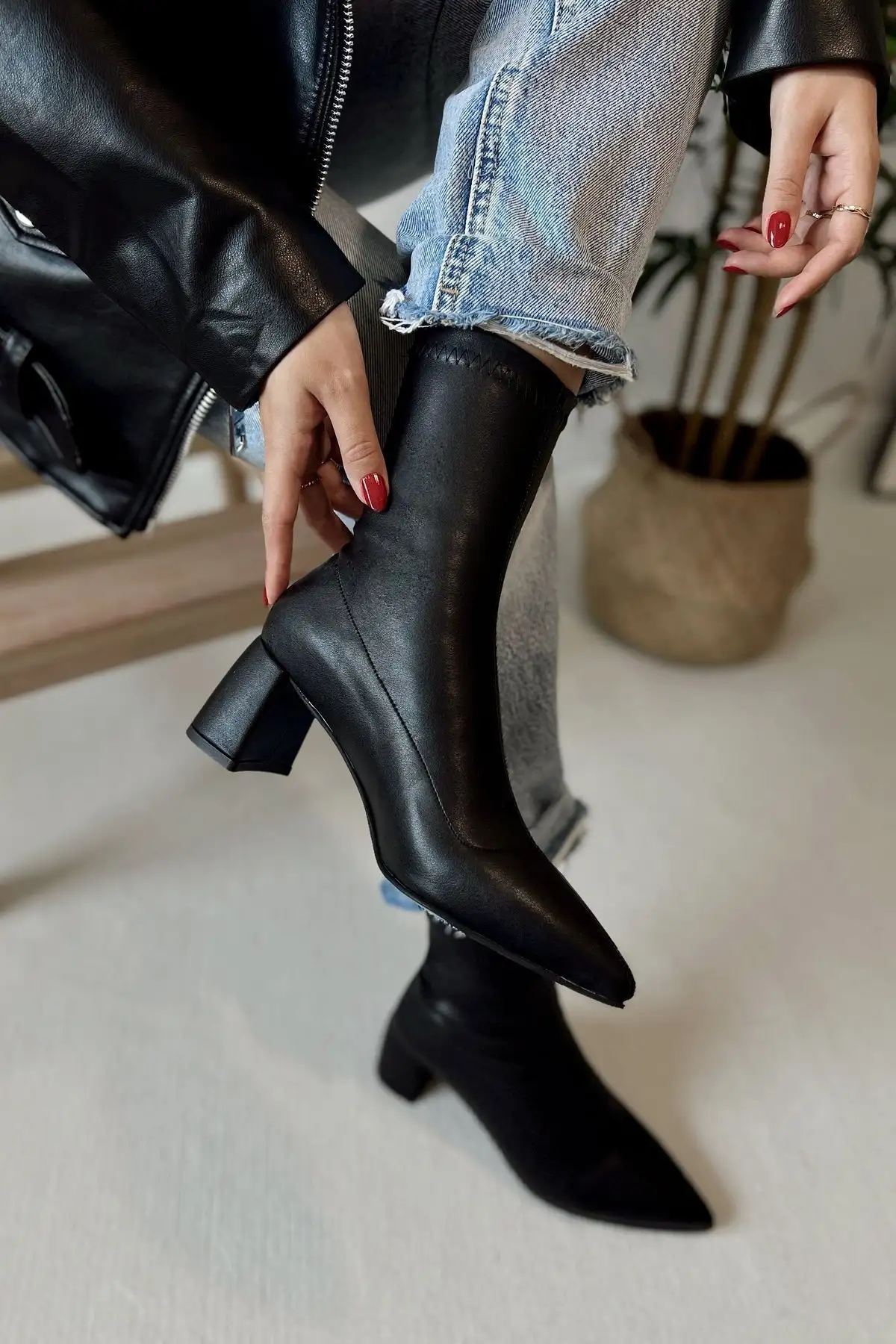 بوت ایتالیایی زنانه با پاشنه متوسط، نوک تیز و ساق الاستیکی فائکس - 2919 بوت ایتالیایی زنانه با پاشنه متوسط، نوک تیز و ساق الاستیکی فائکس - 2919