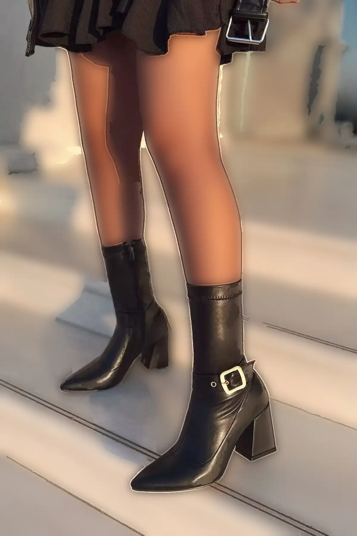 چکمه بوتی زنانه با پاشنه ضخیم، نوک تیز و جزئیات سگک کشی بایستی با اندازه متوسط - 2925 چکمه بوتی زنانه با پاشنه ضخیم، نوک تیز و جزئیات سگک کشی بایستی با اندازه متوسط - 2925